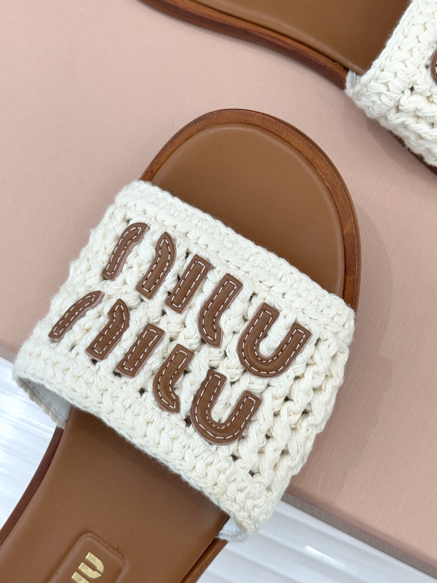 Miu Miu/缪缪26WF早春新品字母针织面平底拖鞋以软糯针织面料解锁慵懒甜妹美学。双色针织纹理交织出