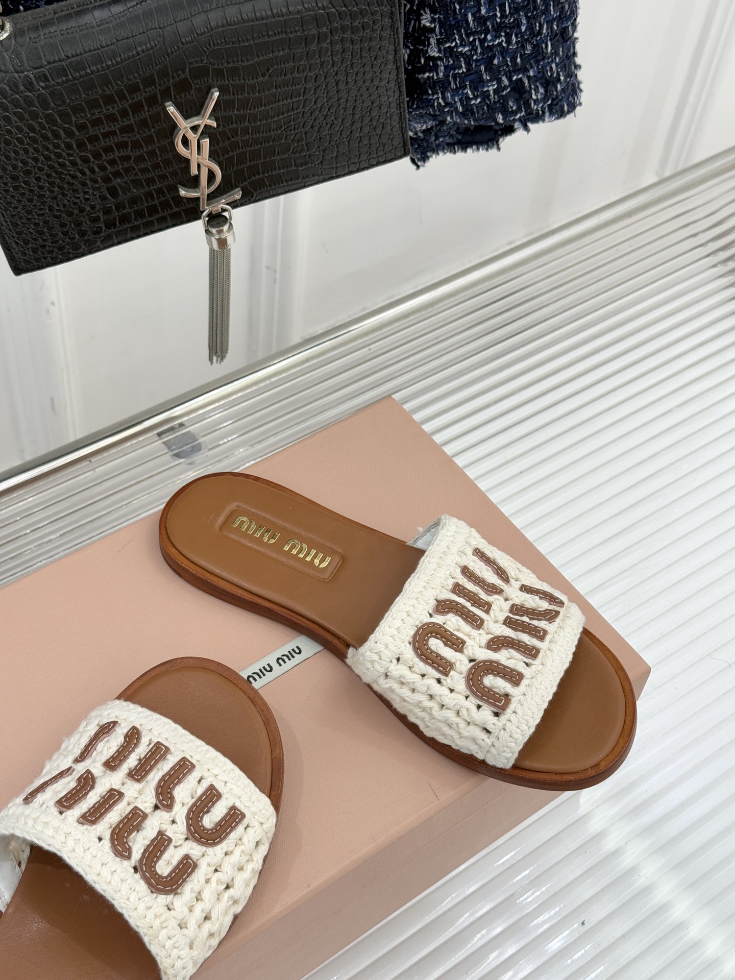 Miu Miu/缪缪26WF早春新品字母针织面平底拖鞋以软糯针织面料解锁慵懒甜妹美学。双色针织纹理交织出