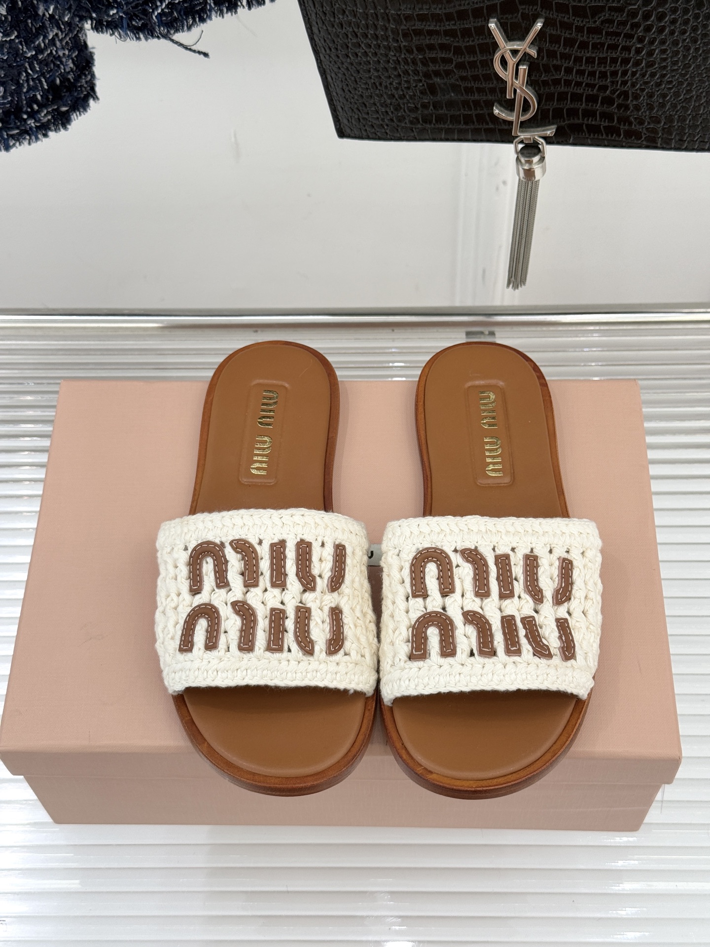 Miu Miu/缪缪26WF早春新品字母针织面平底拖鞋以软糯针织面料解锁慵懒甜妹美学。双色针织纹理交织出