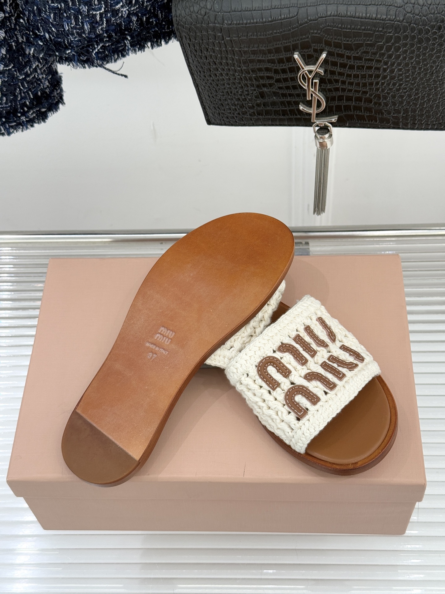 Miu Miu/缪缪26WF早春新品字母针织面平底拖鞋以软糯针织面料解锁慵懒甜妹美学。双色针织纹理交织出