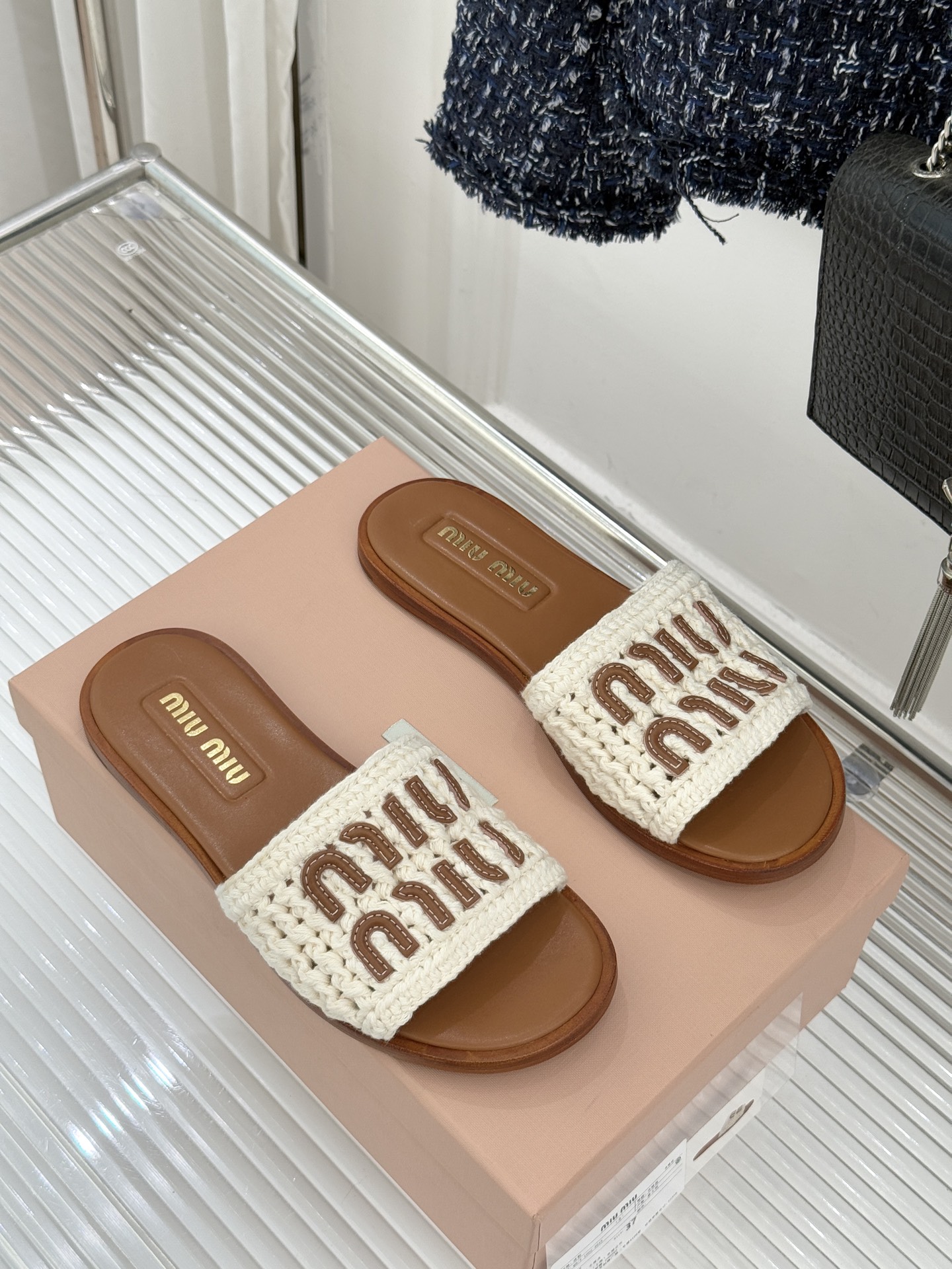 Miu Miu/缪缪26WF早春新品字母针织面平底拖鞋以软糯针织面料解锁慵懒甜妹美学。双色针织纹理交织出