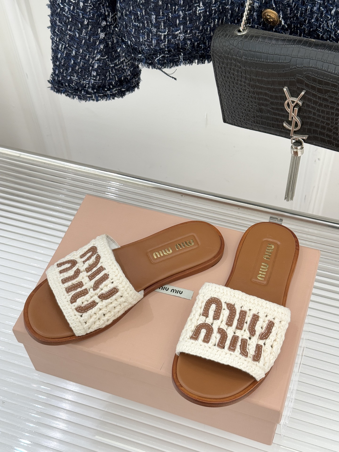 Miu Miu/缪缪26WF早春新品字母针织面平底拖鞋以软糯针织面料解锁慵懒甜妹美学。双色针织纹理交织出