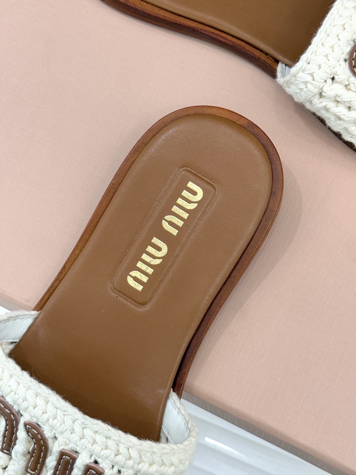 Miu Miu/缪缪26WF早春新品字母针织面平底拖鞋以软糯针织面料解锁慵懒甜妹美学。双色针织纹理交织出