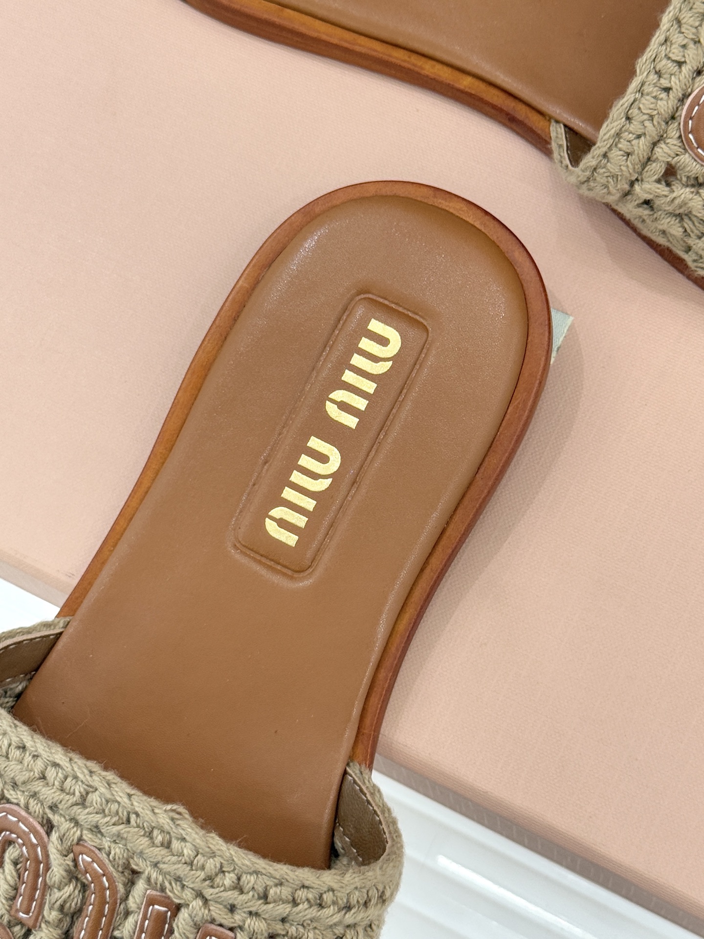 Miu Miu/缪缪26WF早春新品字母针织面平底拖鞋以软糯针织面料解锁慵懒甜妹美学。双色针织纹理交织出