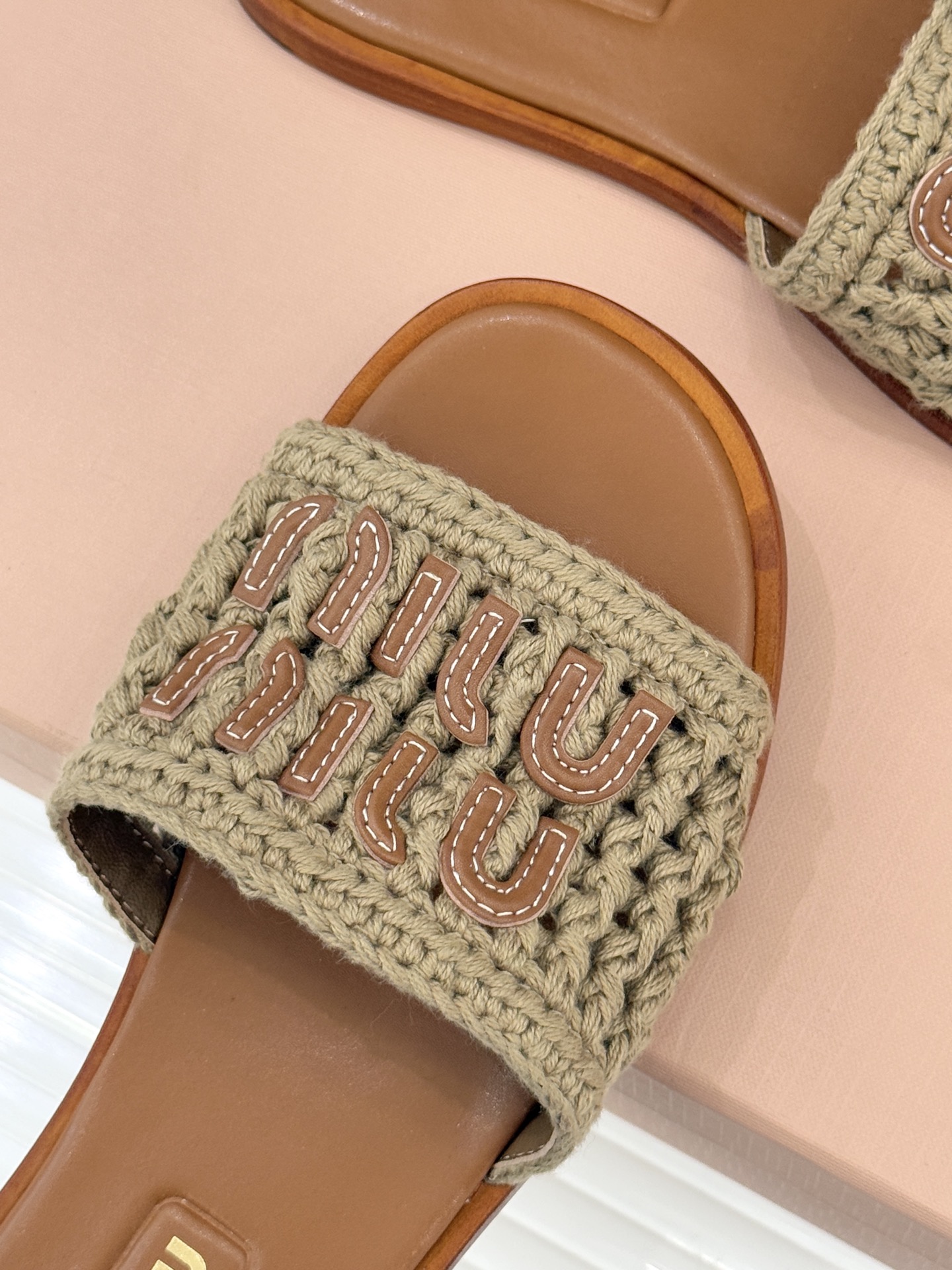 Miu Miu/缪缪26WF早春新品字母针织面平底拖鞋以软糯针织面料解锁慵懒甜妹美学。双色针织纹理交织出