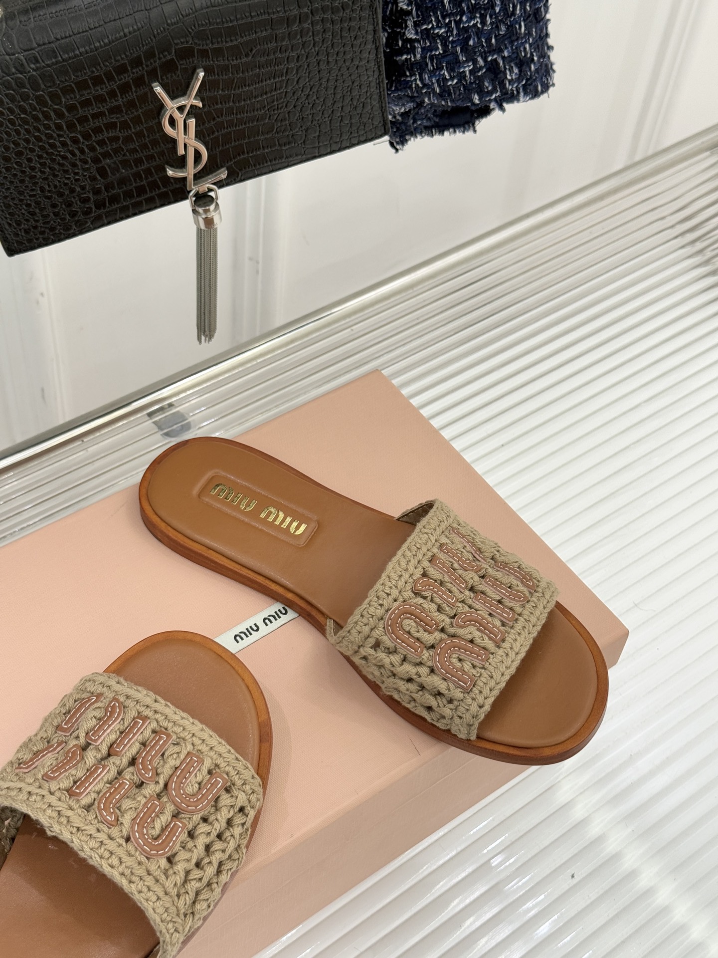 Miu Miu/缪缪26WF早春新品字母针织面平底拖鞋以软糯针织面料解锁慵懒甜妹美学。双色针织纹理交织出