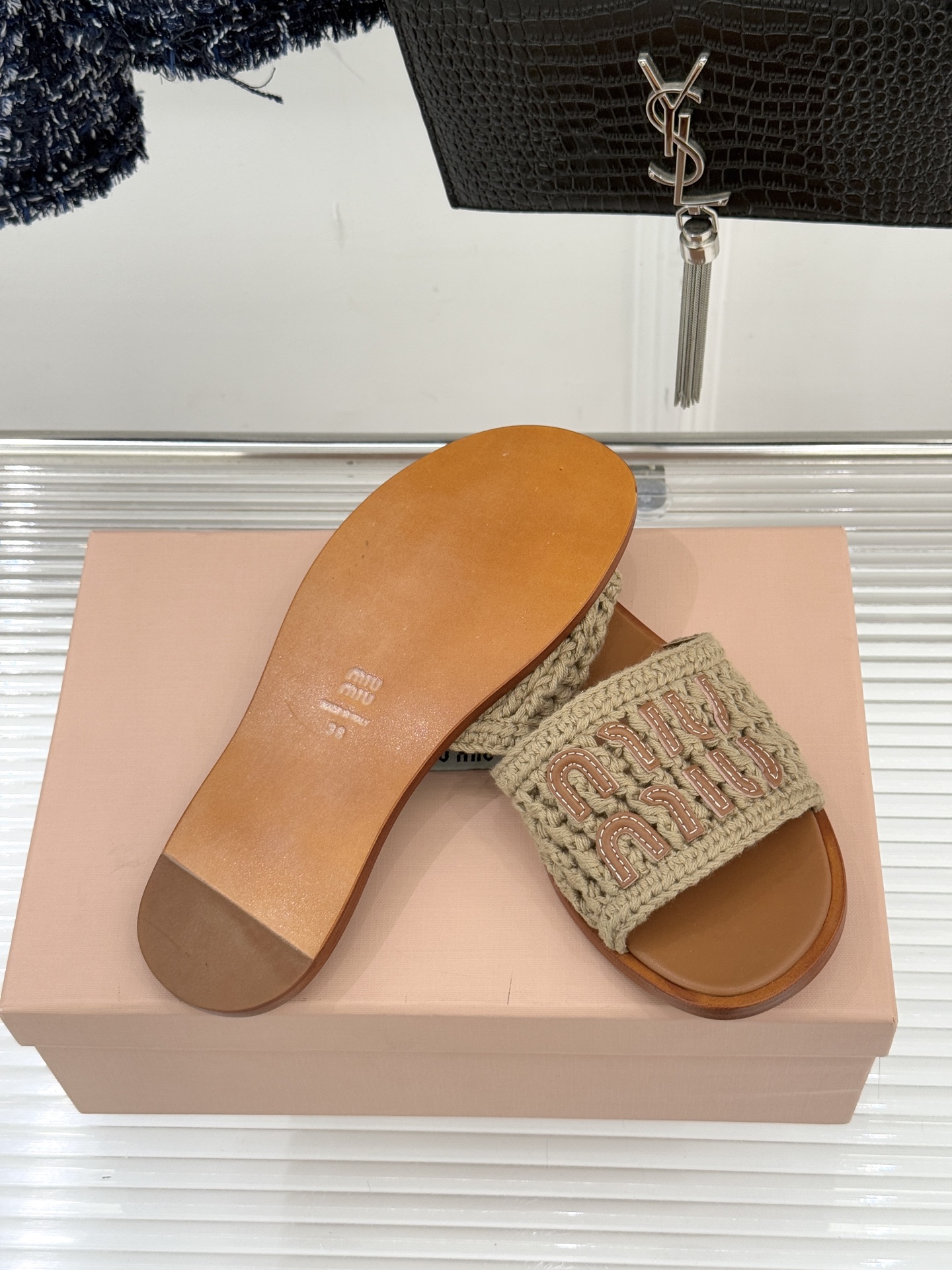 Miu Miu/缪缪26WF早春新品字母针织面平底拖鞋以软糯针织面料解锁慵懒甜妹美学。双色针织纹理交织出