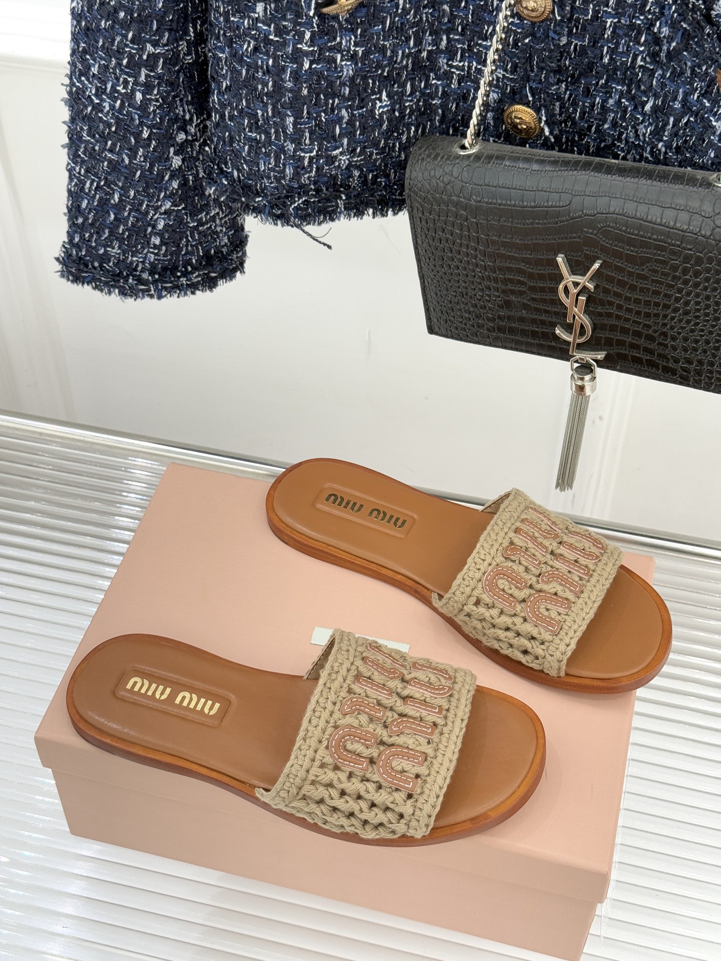 Miu Miu/缪缪26WF早春新品字母针织面平底拖鞋以软糯针织面料解锁慵懒甜妹美学。双色针织纹理交织出