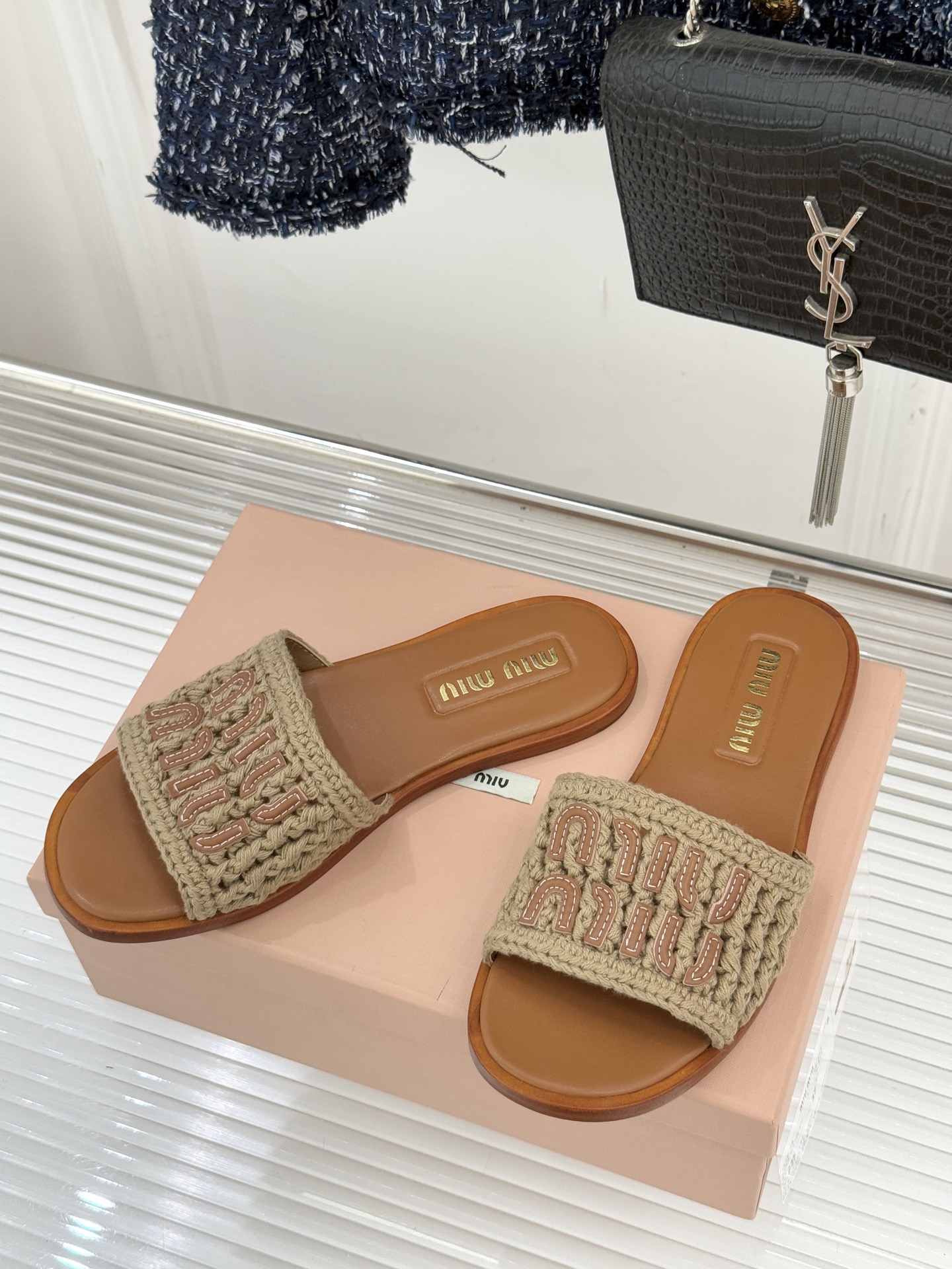 Miu Miu/缪缪26WF早春新品字母针织面平底拖鞋以软糯针织面料解锁慵懒甜妹美学。双色针织纹理交织出