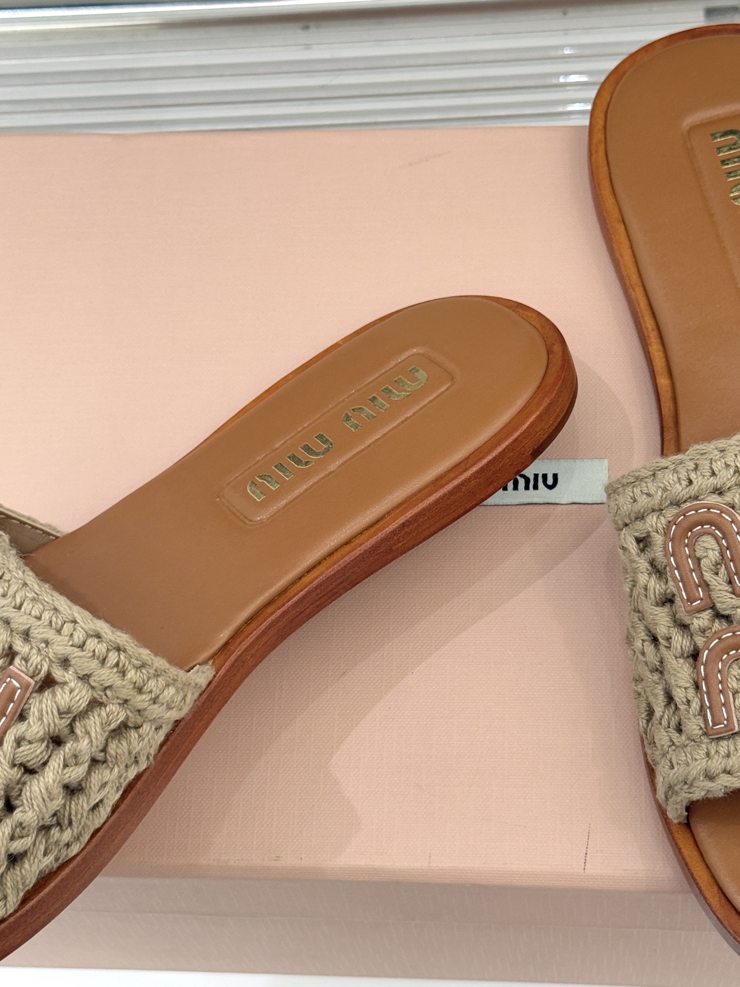 Miu Miu/缪缪26WF早春新品字母针织面平底拖鞋以软糯针织面料解锁慵懒甜妹美学。双色针织纹理交织出