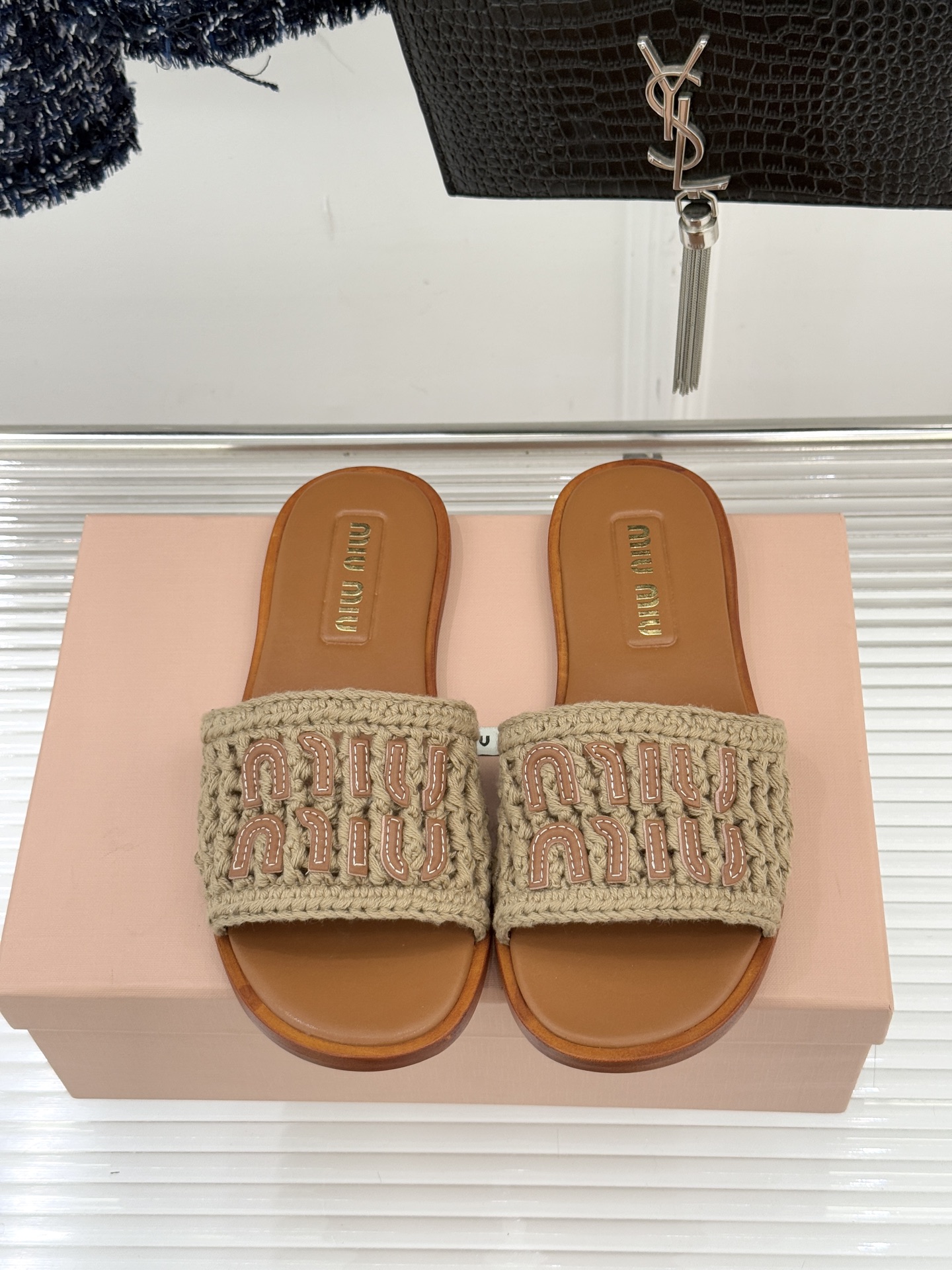 Miu Miu/缪缪26WF早春新品字母针织面平底拖鞋以软糯针织面料解锁慵懒甜妹美学。双色针织纹理交织出