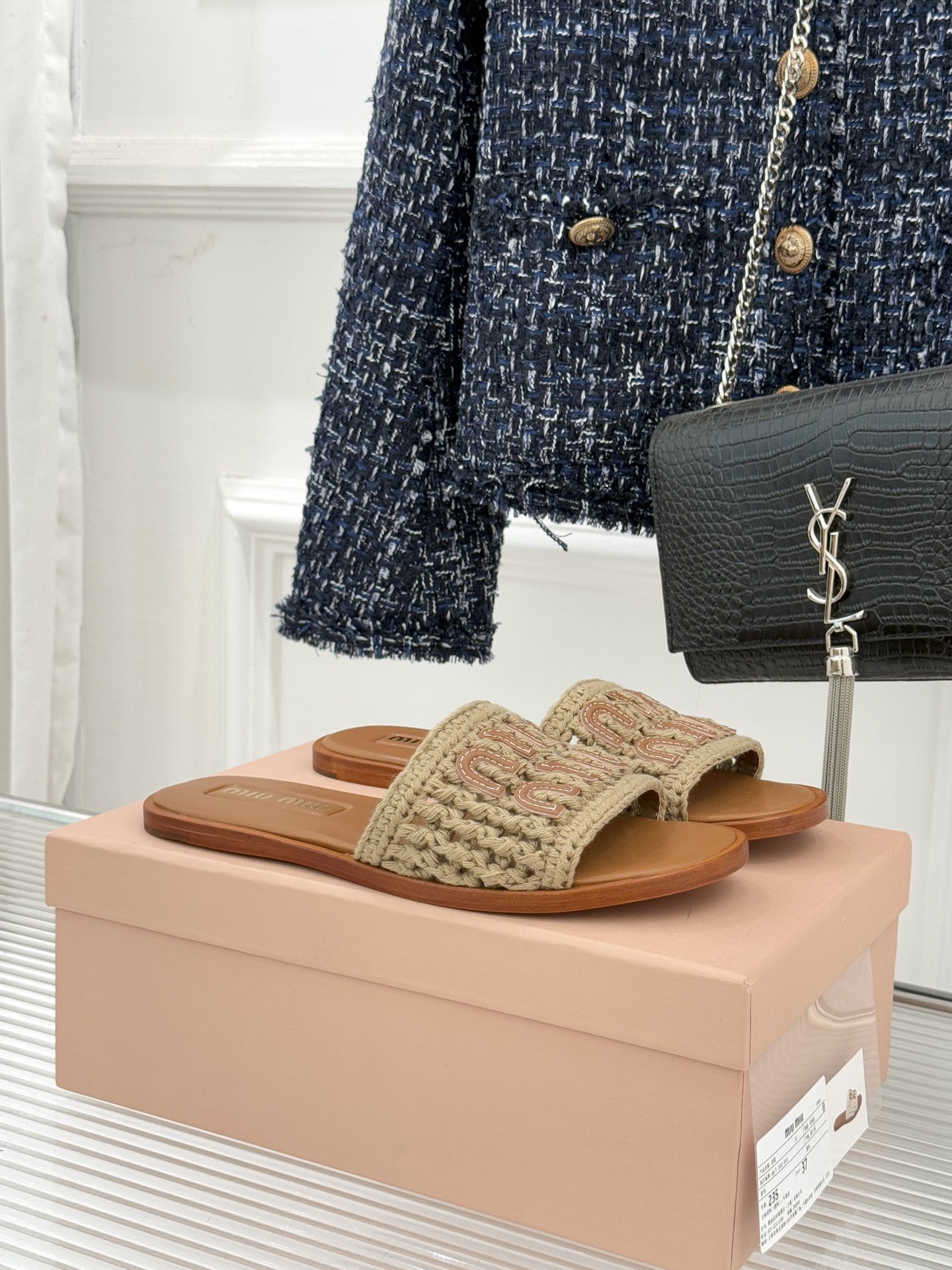 NO:724013,Miu Miu/Miu Miu 26WF new early spring product, monogram knitted flat slippers, unlock the lazy sweet girl aesthetic with soft and waxy knitted fabric. The two-color knitted texture interweaves with delicate texture. The iconic letter LOGO leather label is hidden on the shoe body. It not only echoes the brand's modern style, but also reveals the right sense of playfulness. The flat design is as stable as walking on the clouds. The simple open-toe design is suitable for spring and summer. Pair it with floral skirts and jeans for shopping on the street or with a suit for commuting.  It is suitable for all, and can easily hold the relaxed and delicate feeling. The detailed texture blessed by Italian craftsmanship perfectly integrates girlishness and practicality. Every step brings an effortless fashionable aura, becoming the finishing touch of spring and summer outfits. The fabric is made of original custom knitted fabric, and the toes are all made of sheepskin. Italian imported leather outsole size 35-39 (customized for 40/41)  No. 25420260131,slippers,miumiu,slippers,skirts,jeans,business suit,sheepskin,Leather soles19860909Miu Miu/缪缪26WF早春新品 字母针织面平底拖鞋 以软糯针织面料解锁慵懒甜妹美学. 双色针织纹理交织出细腻肌理 标志性字母LOGO皮标暗藏鞋身 既呼应品牌现代格调 又透着恰到好处的俏皮感. 平底设计行走稳当如履云端 简约露趾设计适配春夏 搭配碎花裙、牛仔裤逛街头 或搭西装套装通勤 都适配 都能轻松拿捏松弛精致感. 意大利工艺加持的细节质感 将少女感与实穿性完美融合 每一步都带着不费力的时髦气场 成为春夏穿搭的点睛之笔. 面料采用原版定制针织面料 内里踮脚均为羊皮 意大利进口真皮大底 size35-39（40/41定制） 编号25420260131,拖鞋,miumiu,slippers,skirts,jeans,business suit,sheepskin,Leather soles,Women's Shoes