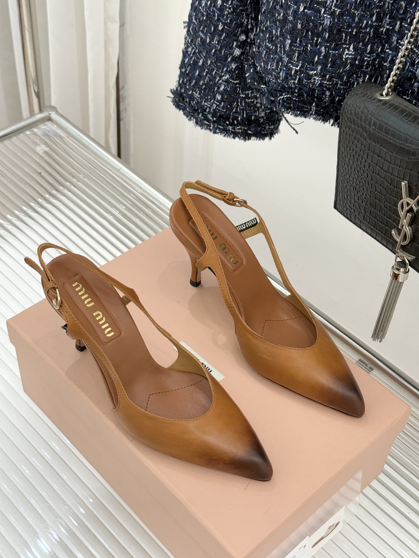 Miu Miu/缪缪26WF早春新品复古擦色尖头高跟鞋以手工擦色工艺复刻复古绮梦。匠人手工打蜡晕染的渐变