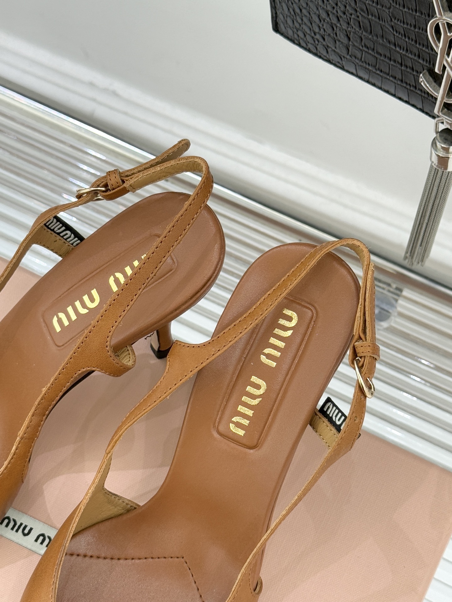 Miu Miu/缪缪26WF早春新品复古擦色尖头高跟鞋以手工擦色工艺复刻复古绮梦。匠人手工打蜡晕染的渐变