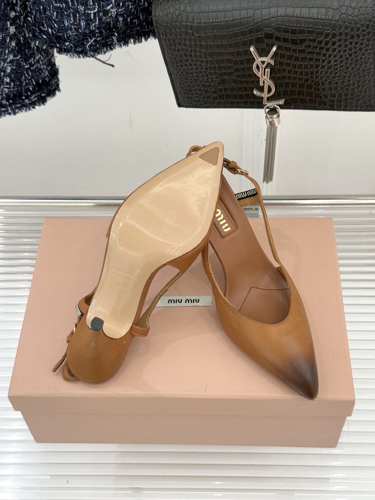 Miu Miu/缪缪26WF早春新品复古擦色尖头高跟鞋以手工擦色工艺复刻复古绮梦。匠人手工打蜡晕染的渐变