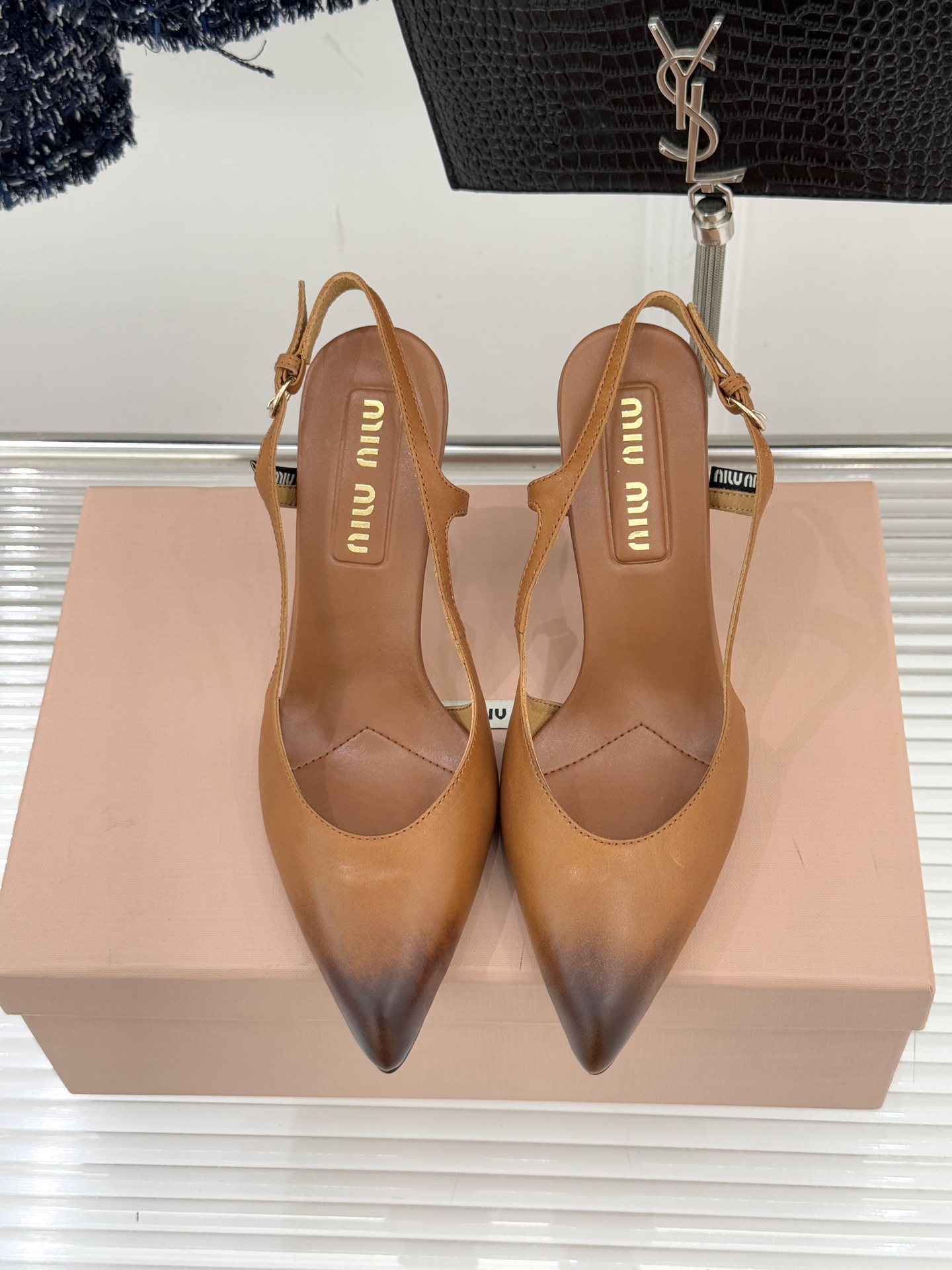 Miu Miu/缪缪26WF早春新品复古擦色尖头高跟鞋以手工擦色工艺复刻复古绮梦。匠人手工打蜡晕染的渐变