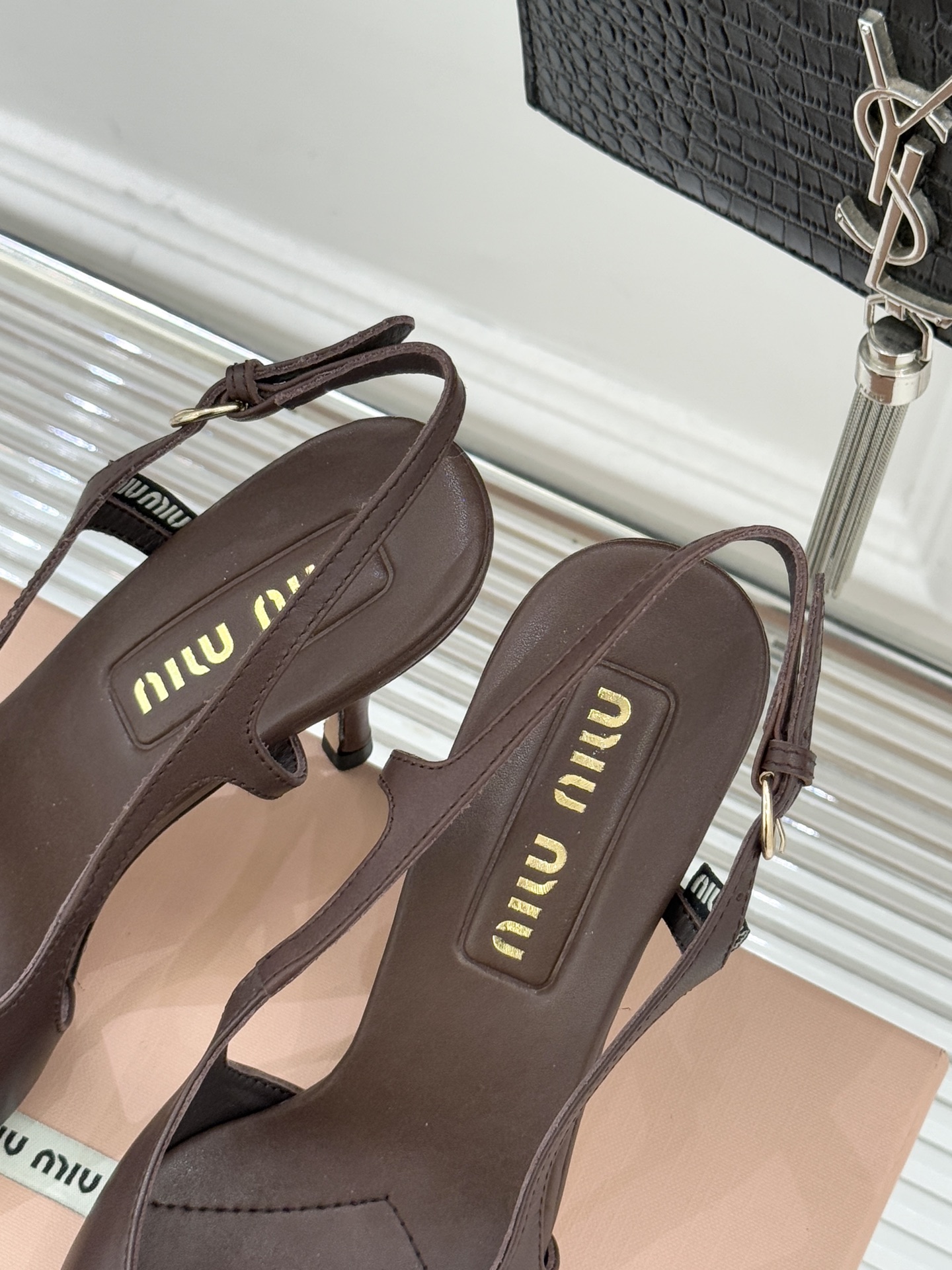 Miu Miu/缪缪26WF早春新品复古擦色尖头高跟鞋以手工擦色工艺复刻复古绮梦。匠人手工打蜡晕染的渐变