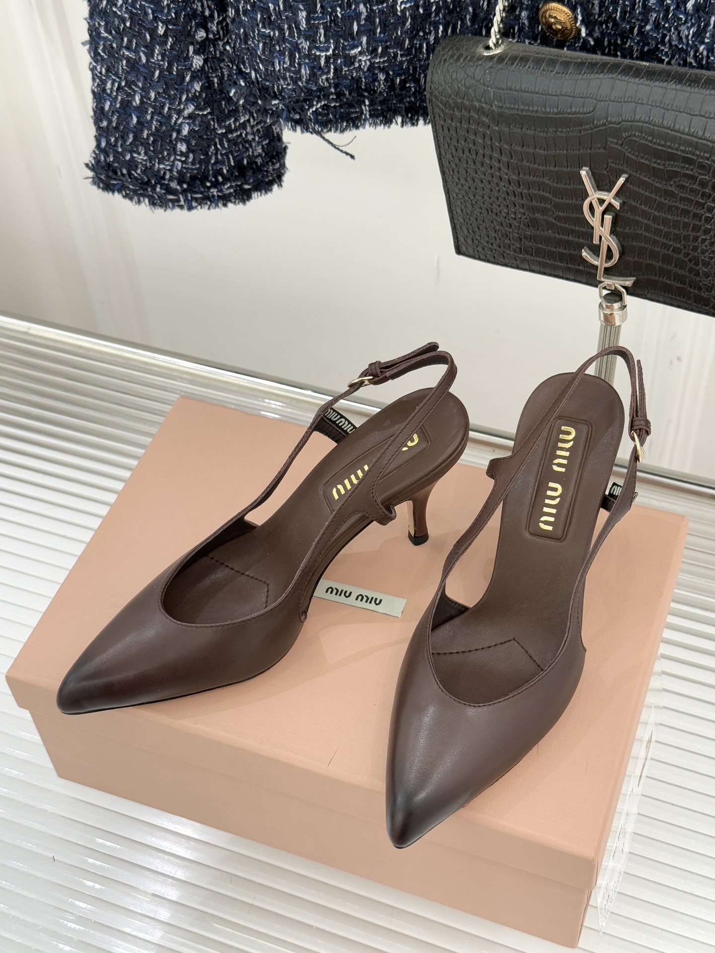 Miu Miu/缪缪26WF早春新品复古擦色尖头高跟鞋以手工擦色工艺复刻复古绮梦。匠人手工打蜡晕染的渐变