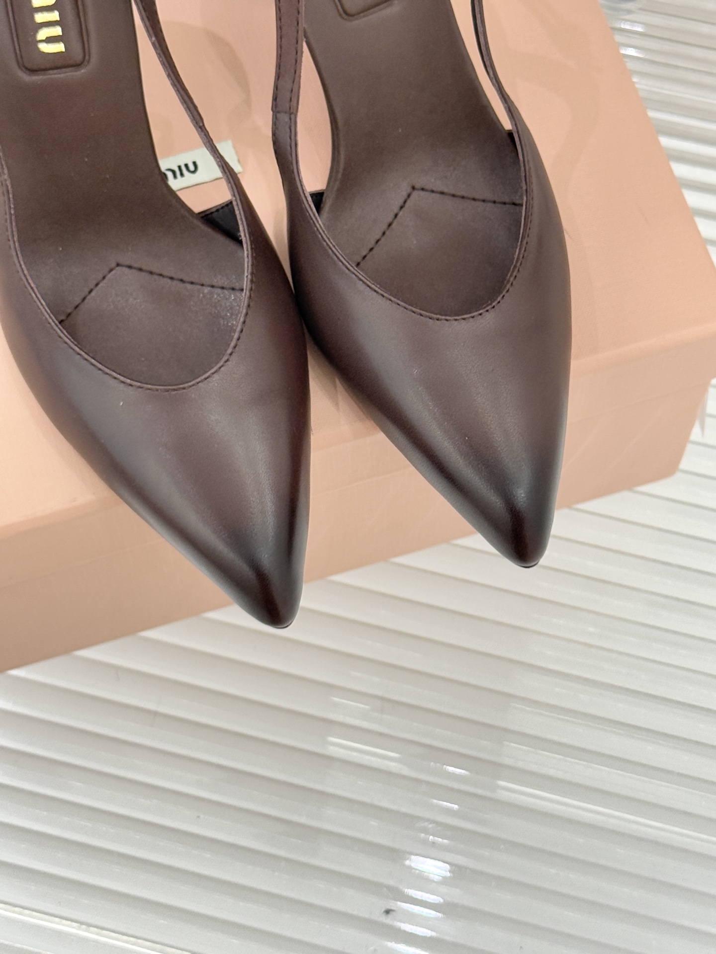 Miu Miu/缪缪26WF早春新品复古擦色尖头高跟鞋以手工擦色工艺复刻复古绮梦。匠人手工打蜡晕染的渐变