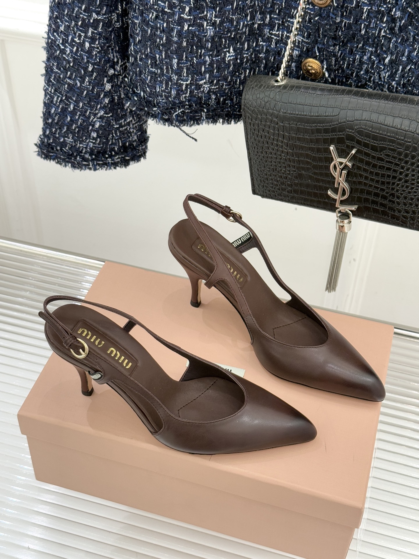 Miu Miu/缪缪26WF早春新品复古擦色尖头高跟鞋以手工擦色工艺复刻复古绮梦。匠人手工打蜡晕染的渐变