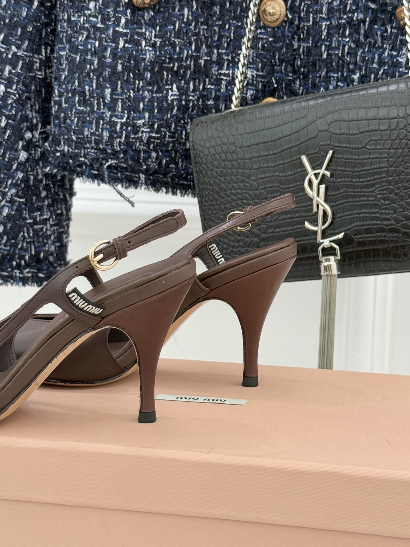 Miu Miu/缪缪26WF早春新品复古擦色尖头高跟鞋以手工擦色工艺复刻复古绮梦。匠人手工打蜡晕染的渐变