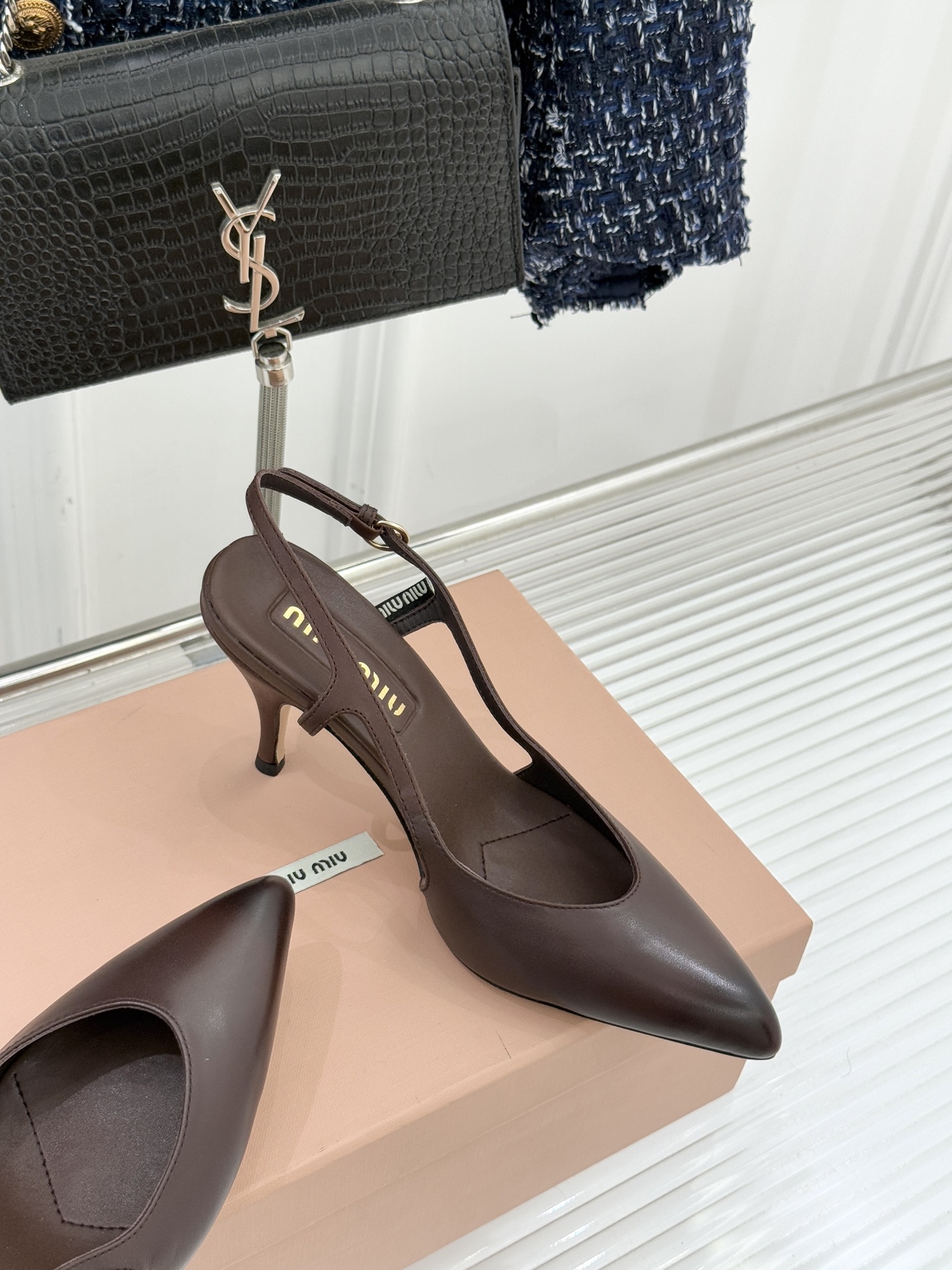 Miu Miu/缪缪26WF早春新品复古擦色尖头高跟鞋以手工擦色工艺复刻复古绮梦。匠人手工打蜡晕染的渐变