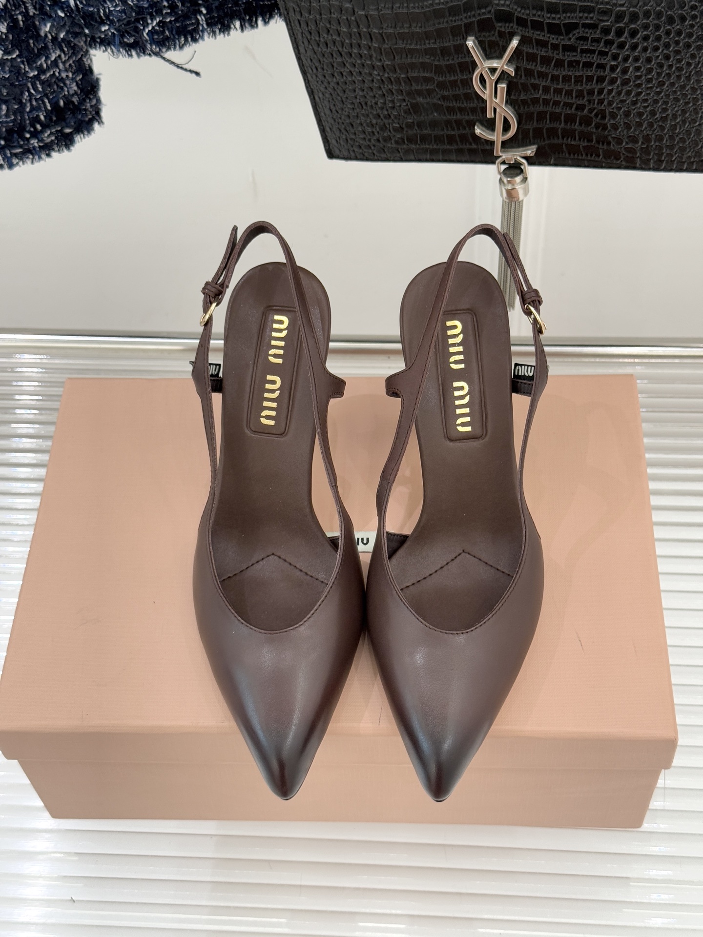 Miu Miu/缪缪26WF早春新品复古擦色尖头高跟鞋以手工擦色工艺复刻复古绮梦。匠人手工打蜡晕染的渐变