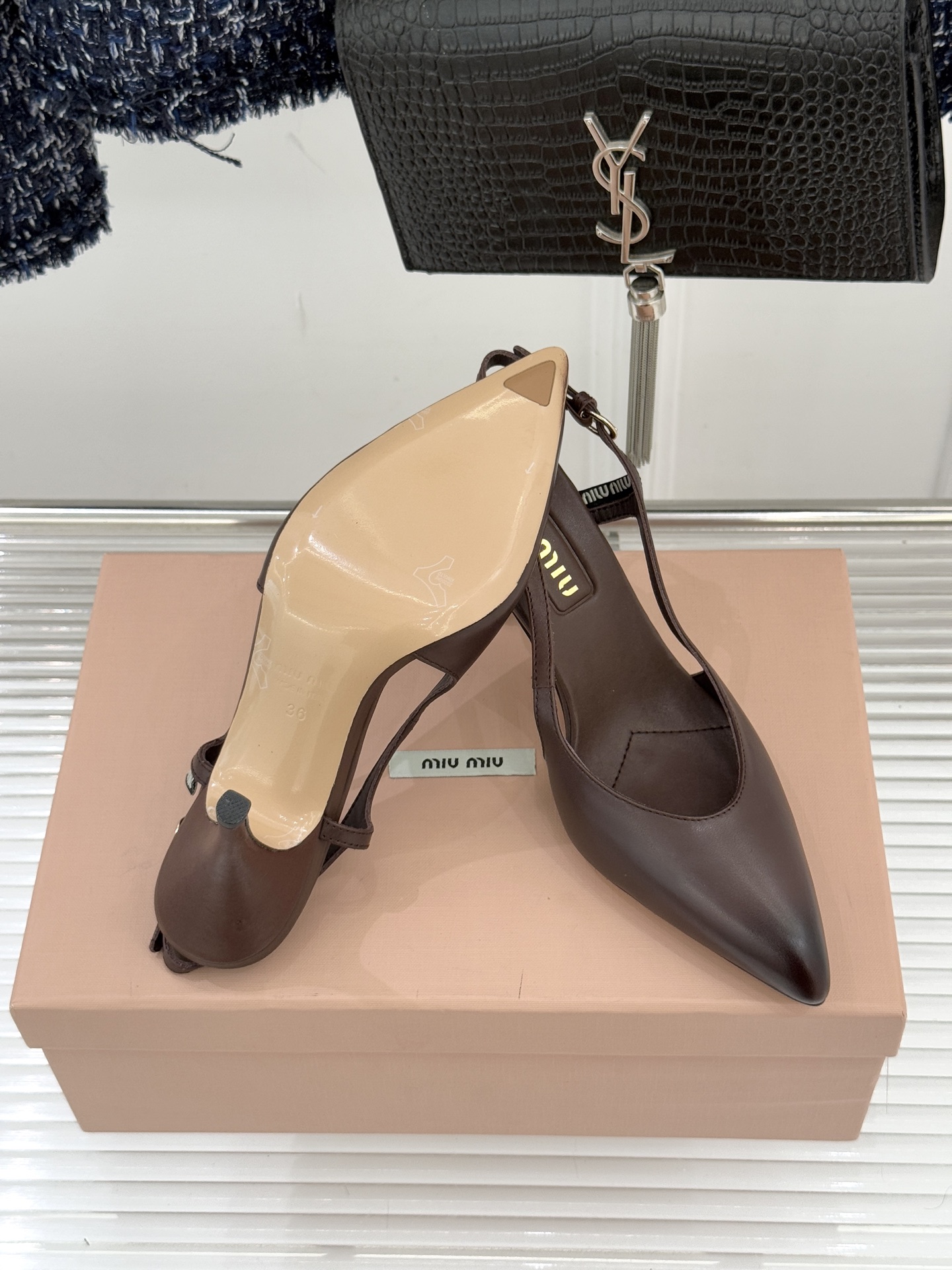 Miu Miu/缪缪26WF早春新品复古擦色尖头高跟鞋以手工擦色工艺复刻复古绮梦。匠人手工打蜡晕染的渐变