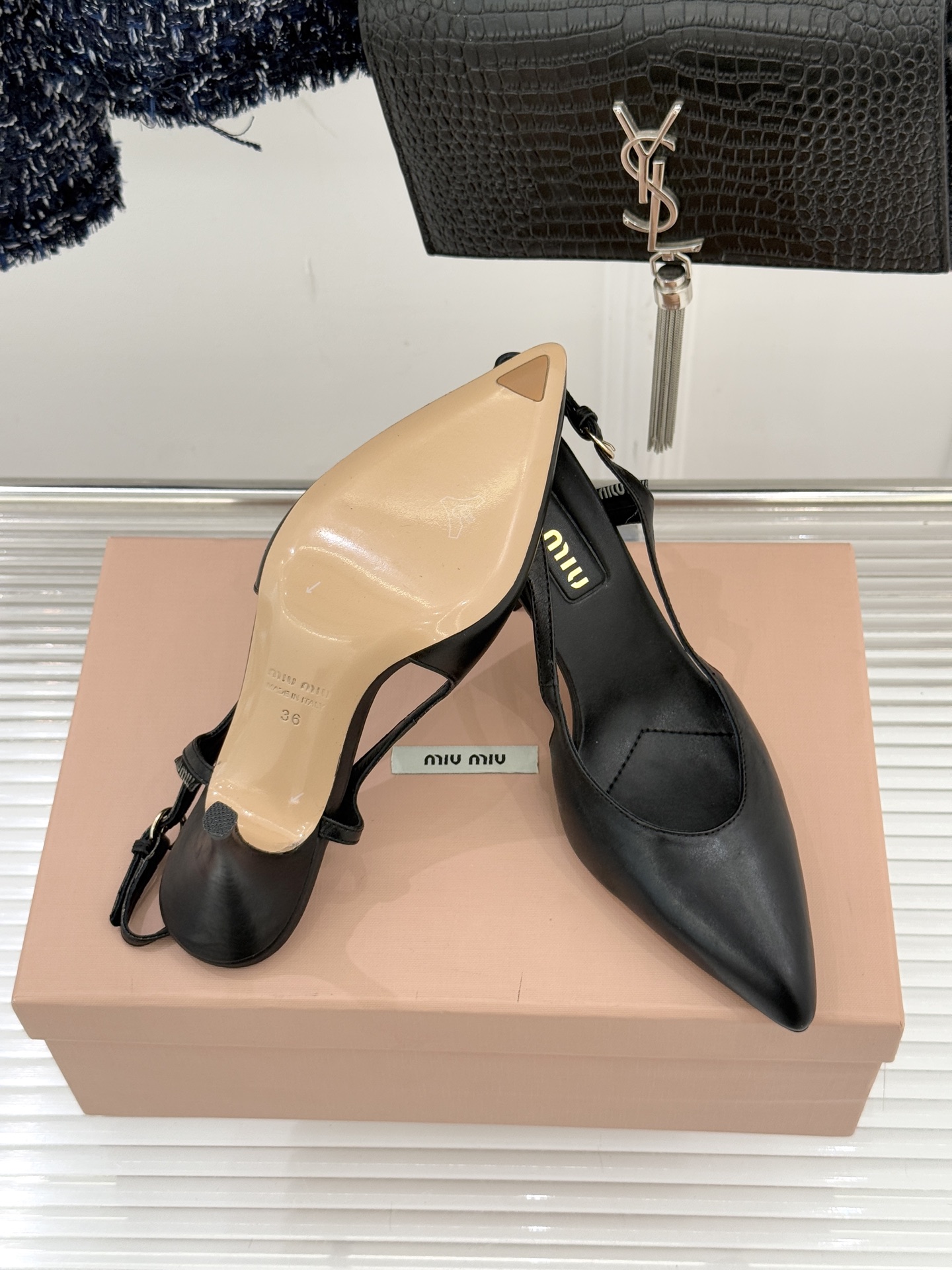 Miu Miu/缪缪26WF早春新品复古擦色尖头高跟鞋以手工擦色工艺复刻复古绮梦。匠人手工打蜡晕染的渐变