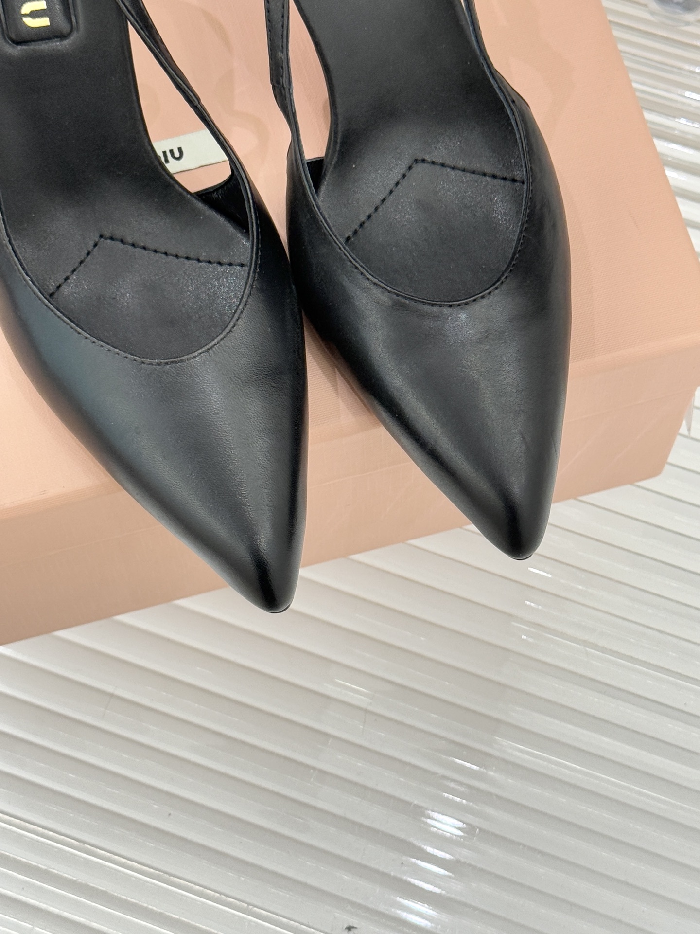 Miu Miu/缪缪26WF早春新品复古擦色尖头高跟鞋以手工擦色工艺复刻复古绮梦。匠人手工打蜡晕染的渐变