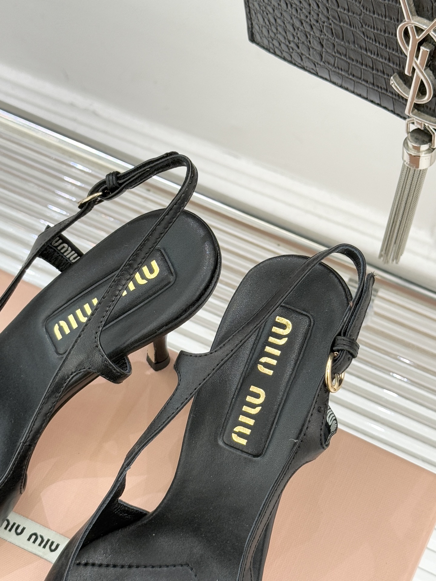 Miu Miu/缪缪26WF早春新品复古擦色尖头高跟鞋以手工擦色工艺复刻复古绮梦。匠人手工打蜡晕染的渐变