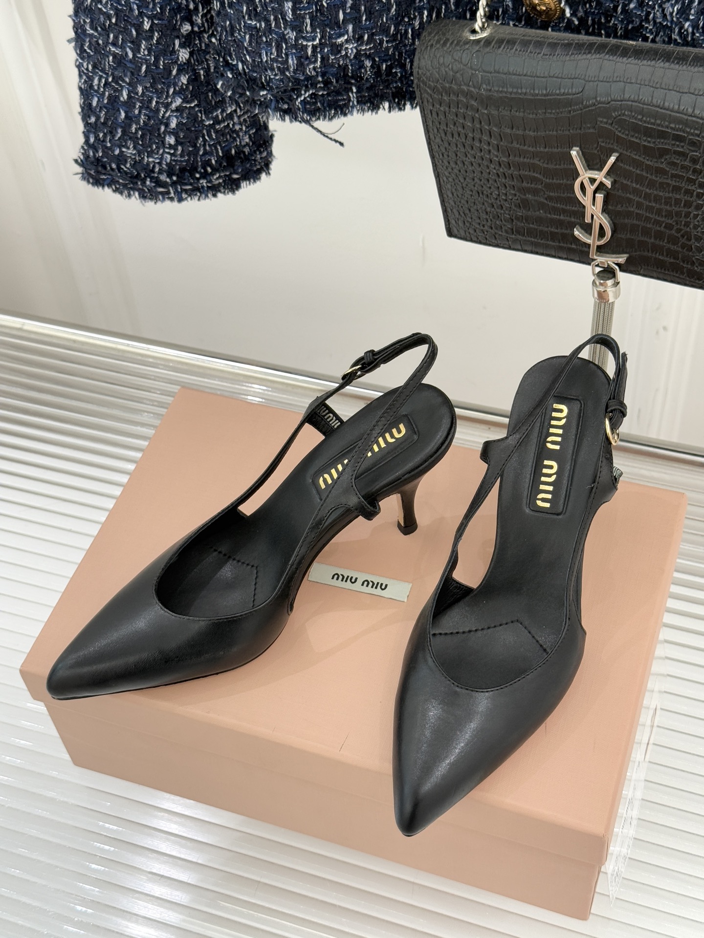 Miu Miu/缪缪26WF早春新品复古擦色尖头高跟鞋以手工擦色工艺复刻复古绮梦。匠人手工打蜡晕染的渐变