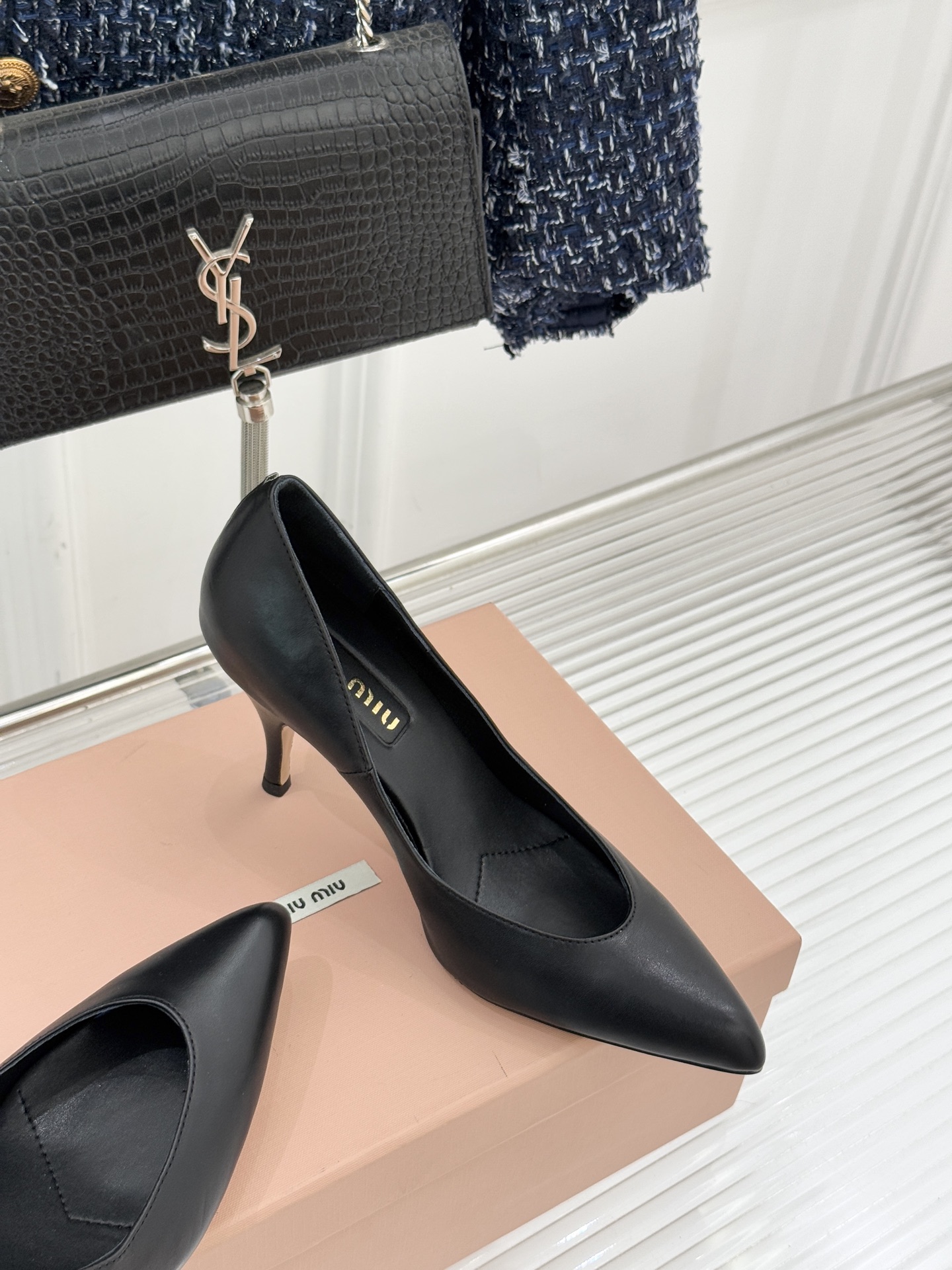 Miu Miu/缪缪26WF早春新品复古擦色尖头高跟鞋以手工擦色工艺复刻复古绮梦。匠人手工打蜡晕染的渐变