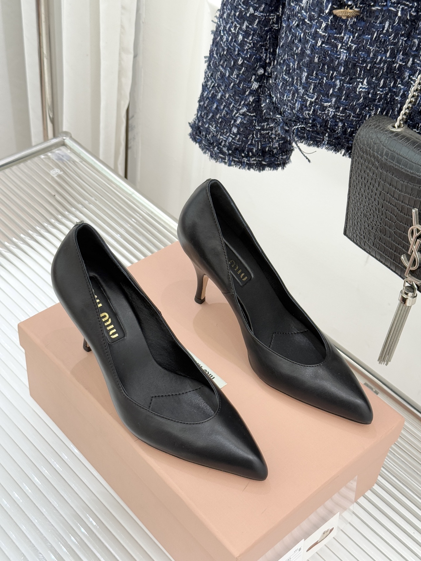 Miu Miu/缪缪26WF早春新品复古擦色尖头高跟鞋以手工擦色工艺复刻复古绮梦。匠人手工打蜡晕染的渐变