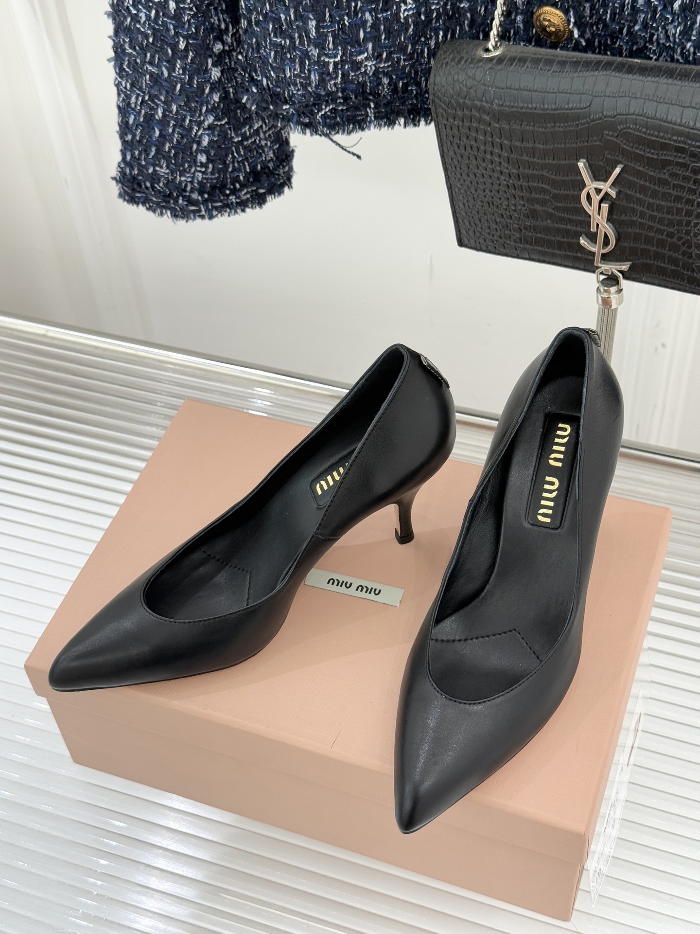 Miu Miu/缪缪26WF早春新品复古擦色尖头高跟鞋以手工擦色工艺复刻复古绮梦。匠人手工打蜡晕染的渐变