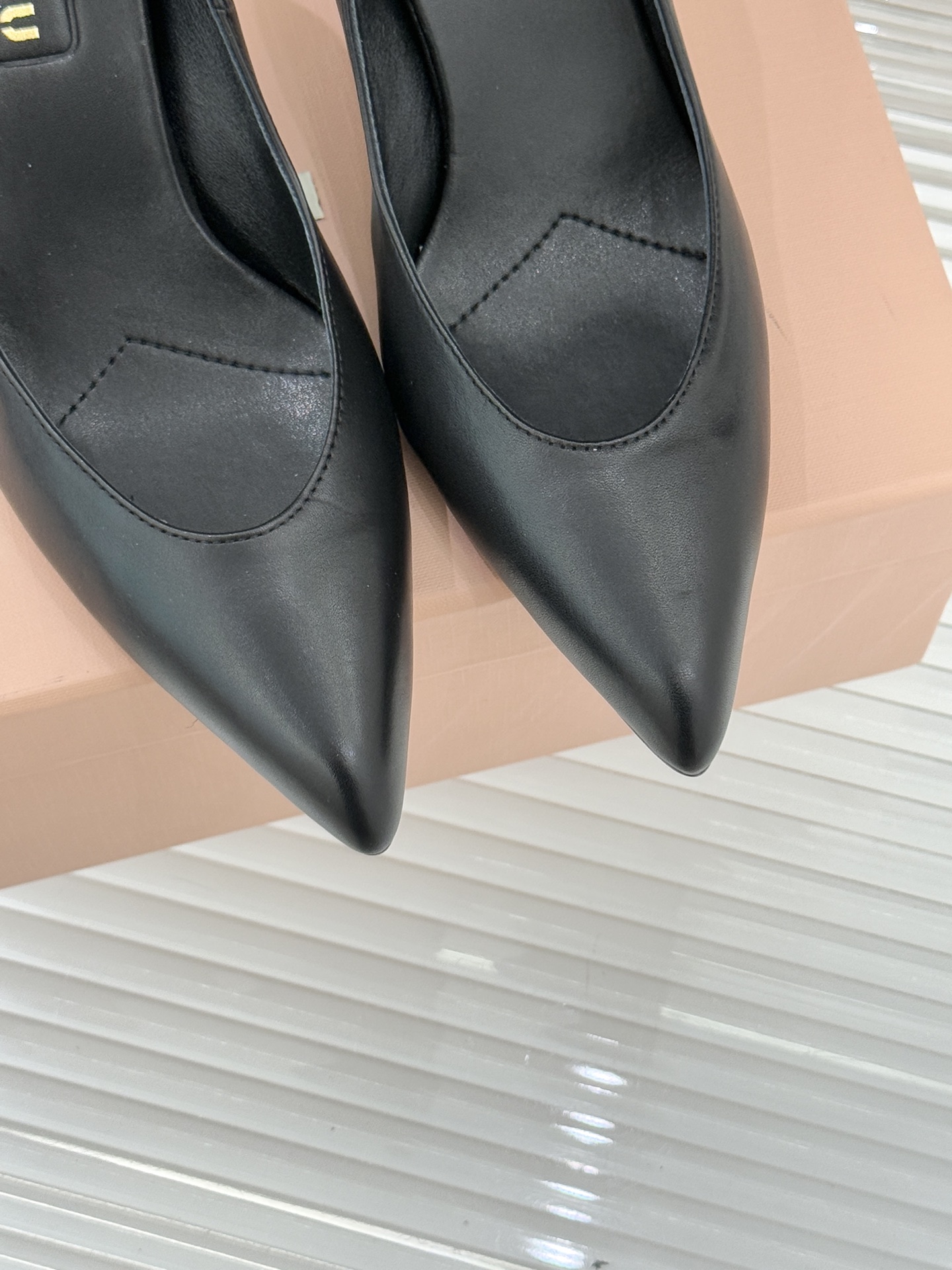 Miu Miu/缪缪26WF早春新品复古擦色尖头高跟鞋以手工擦色工艺复刻复古绮梦。匠人手工打蜡晕染的渐变