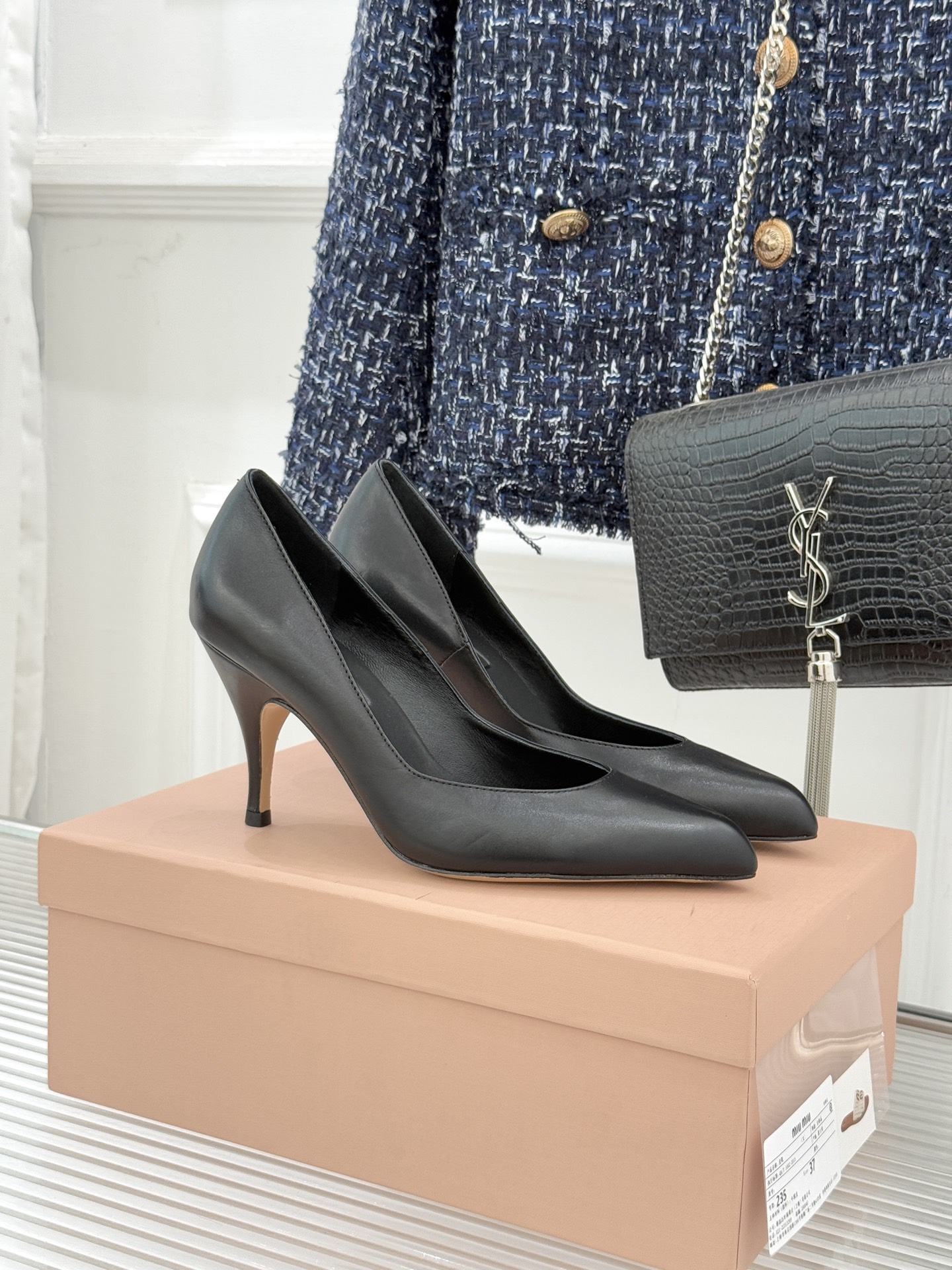 Miu Miu/缪缪26WF早春新品复古擦色尖头高跟鞋以手工擦色工艺复刻复古绮梦。匠人手工打蜡晕染的渐变