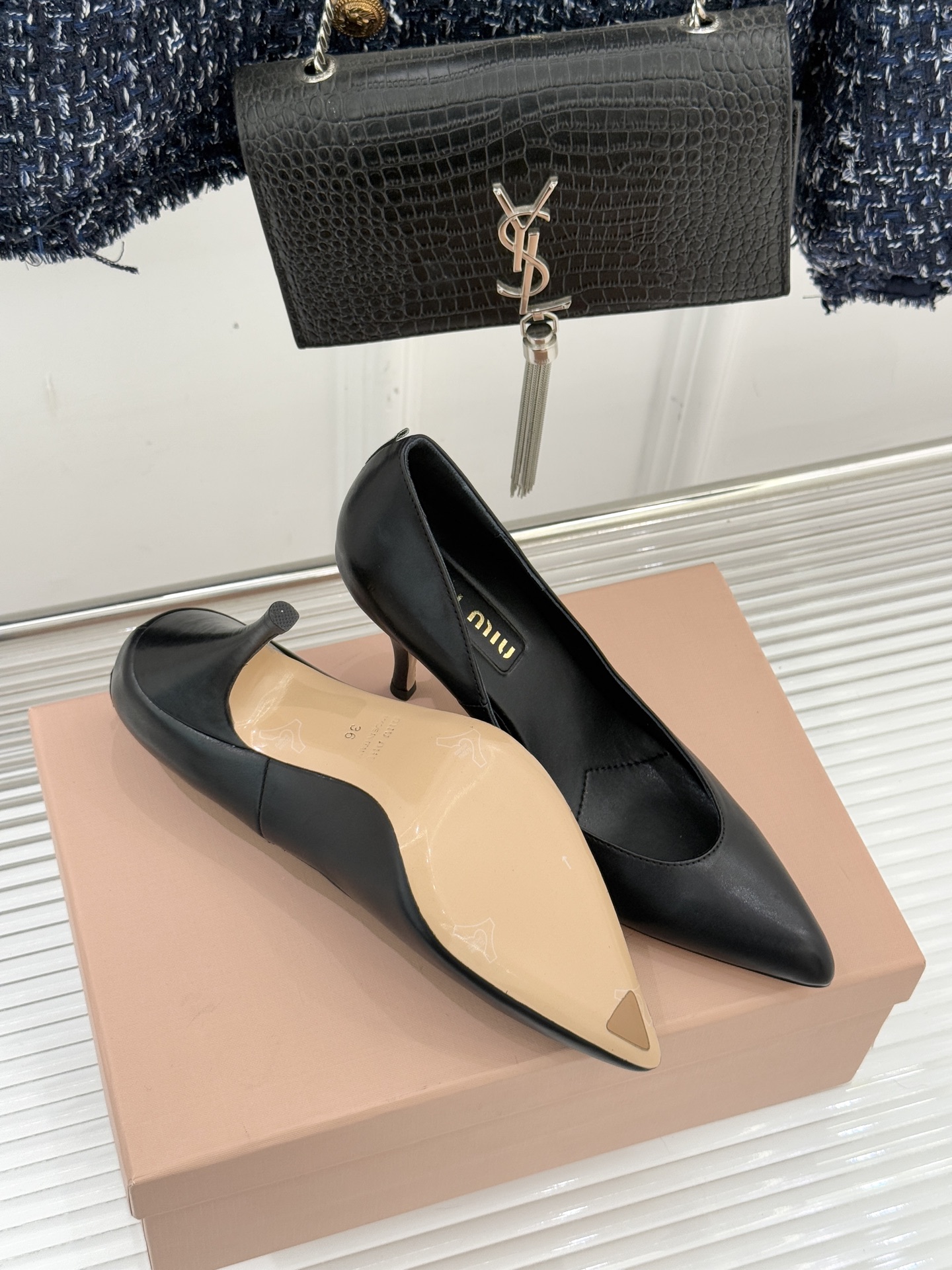 Miu Miu/缪缪26WF早春新品复古擦色尖头高跟鞋以手工擦色工艺复刻复古绮梦。匠人手工打蜡晕染的渐变