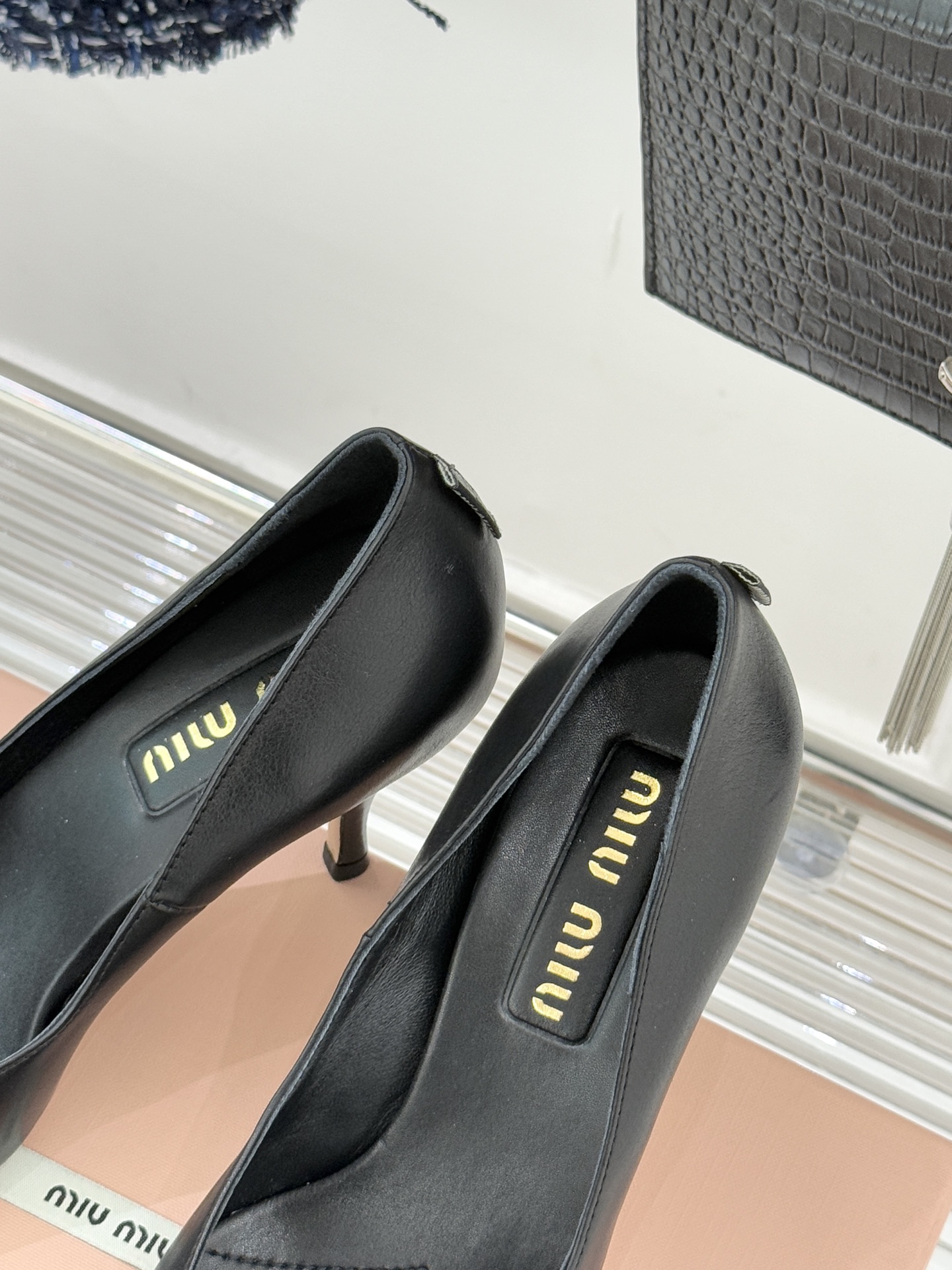 Miu Miu/缪缪26WF早春新品复古擦色尖头高跟鞋以手工擦色工艺复刻复古绮梦。匠人手工打蜡晕染的渐变