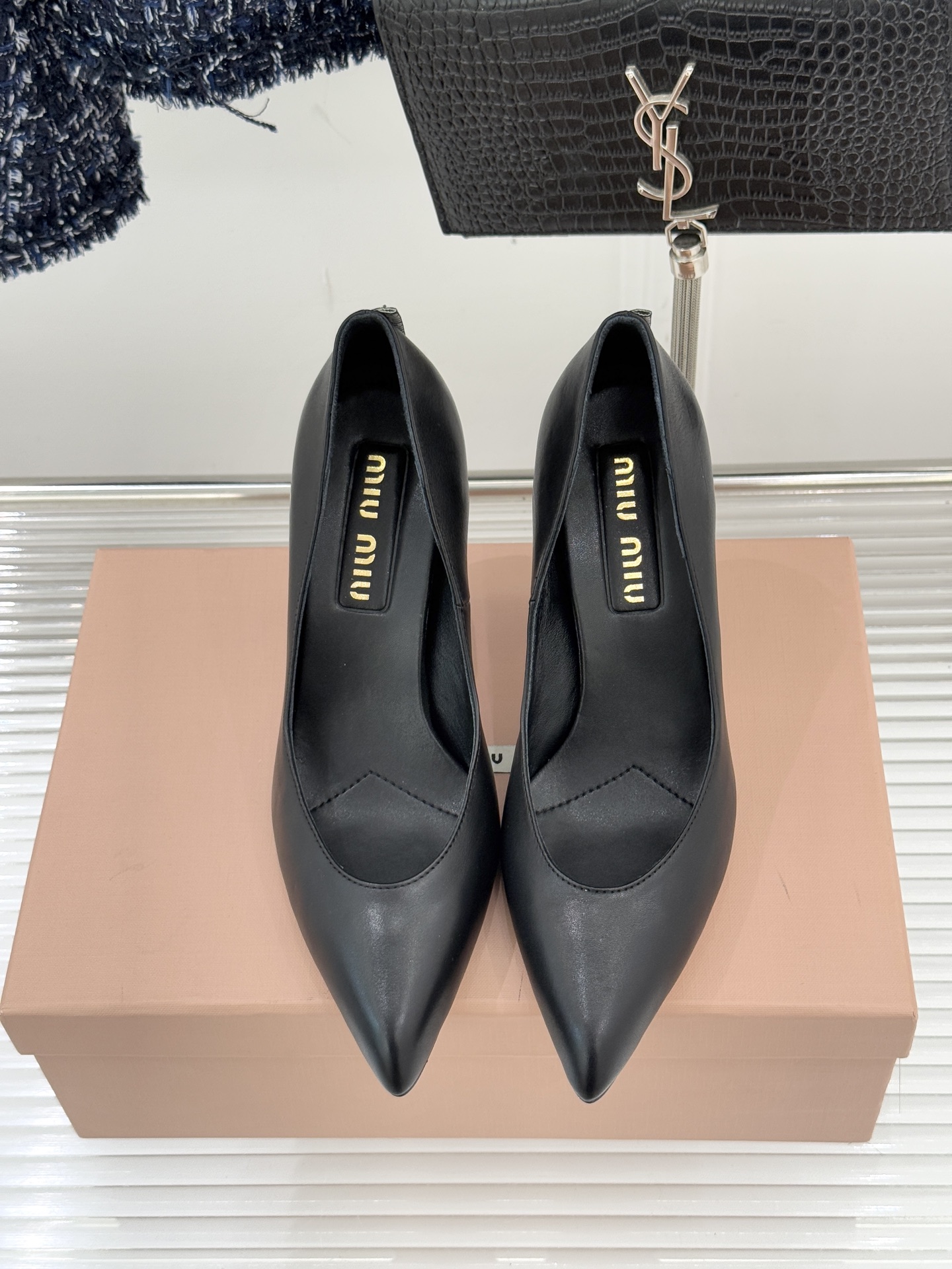 Miu Miu/缪缪26WF早春新品复古擦色尖头高跟鞋以手工擦色工艺复刻复古绮梦。匠人手工打蜡晕染的渐变