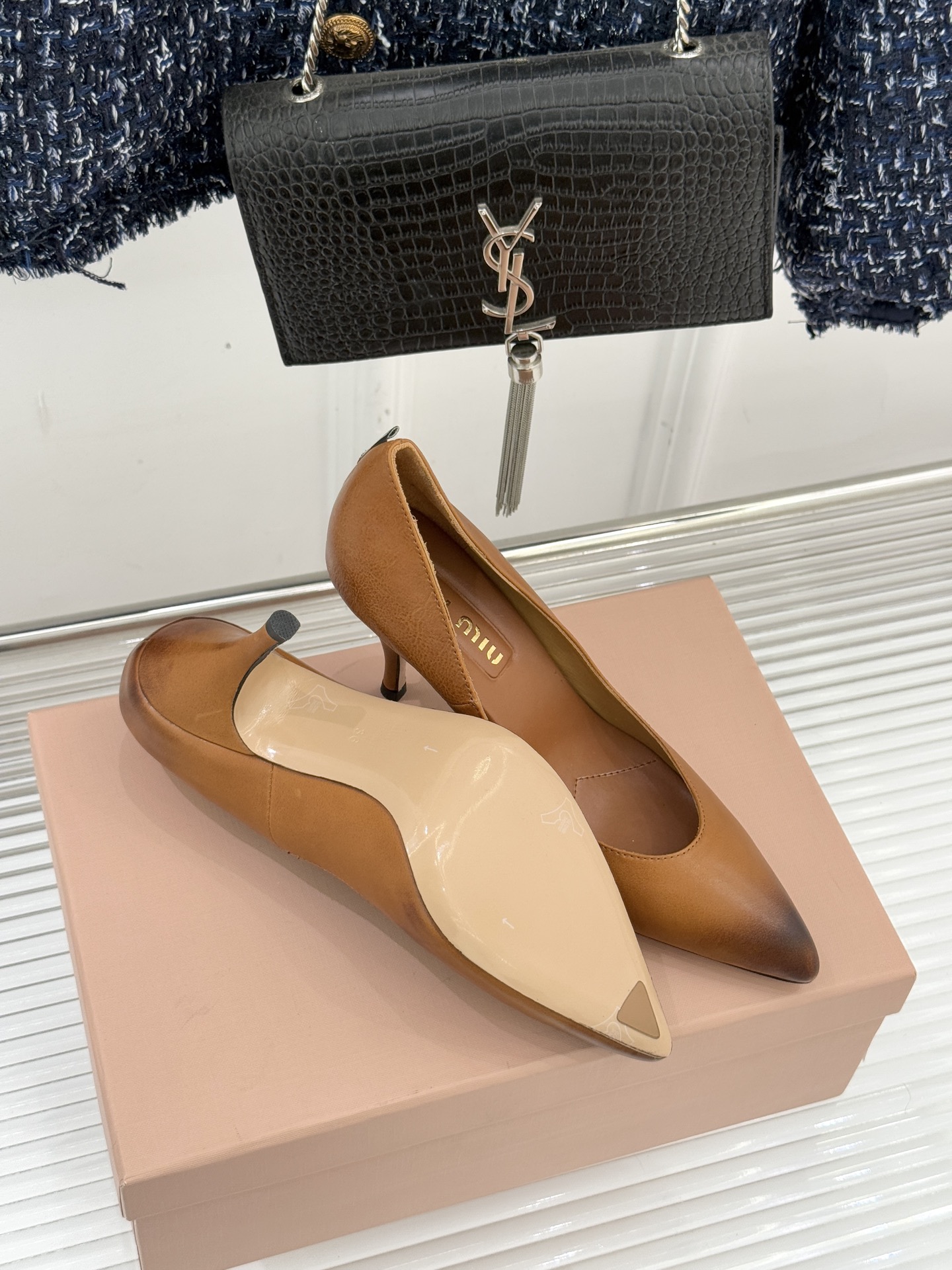 Miu Miu/缪缪26WF早春新品复古擦色尖头高跟鞋以手工擦色工艺复刻复古绮梦。匠人手工打蜡晕染的渐变