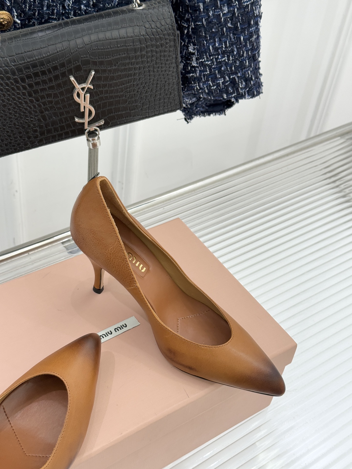 Miu Miu/缪缪26WF早春新品复古擦色尖头高跟鞋以手工擦色工艺复刻复古绮梦。匠人手工打蜡晕染的渐变