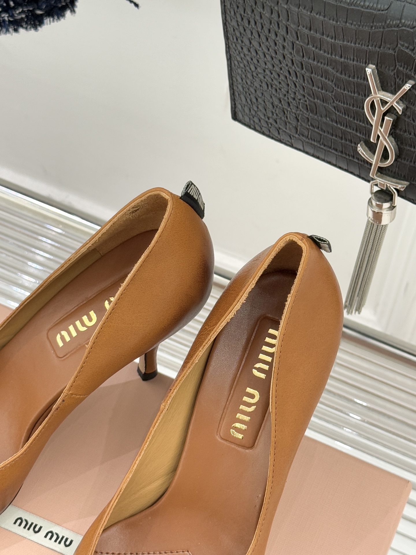 Miu Miu/缪缪26WF早春新品复古擦色尖头高跟鞋以手工擦色工艺复刻复古绮梦。匠人手工打蜡晕染的渐变