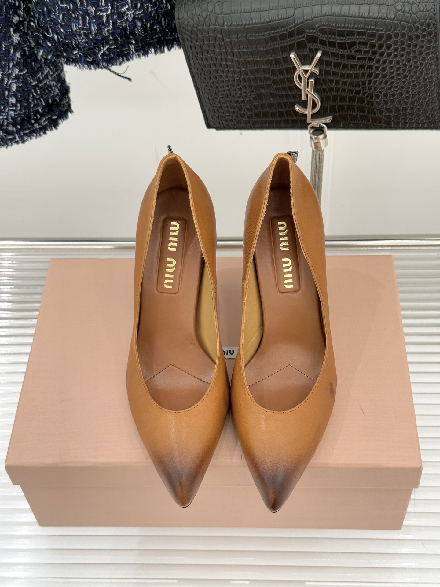 Miu Miu/缪缪26WF早春新品复古擦色尖头高跟鞋以手工擦色工艺复刻复古绮梦。匠人手工打蜡晕染的渐变