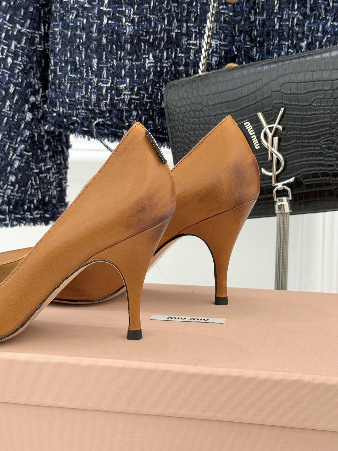Miu Miu/缪缪26WF早春新品复古擦色尖头高跟鞋以手工擦色工艺复刻复古绮梦。匠人手工打蜡晕染的渐变