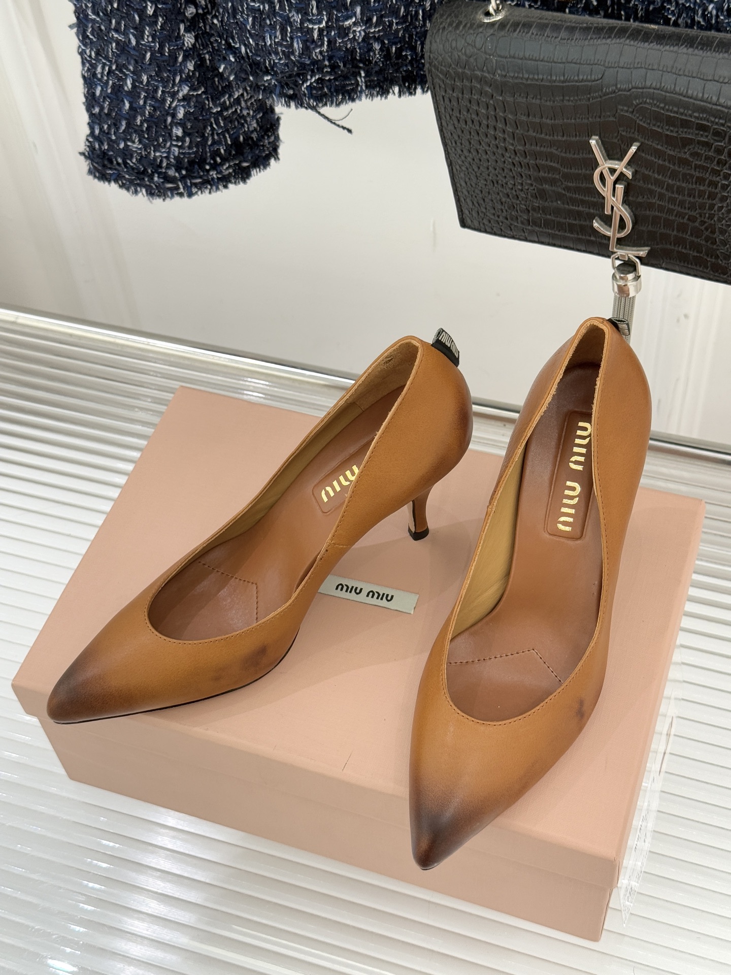 Miu Miu/缪缪26WF早春新品复古擦色尖头高跟鞋以手工擦色工艺复刻复古绮梦。匠人手工打蜡晕染的渐变