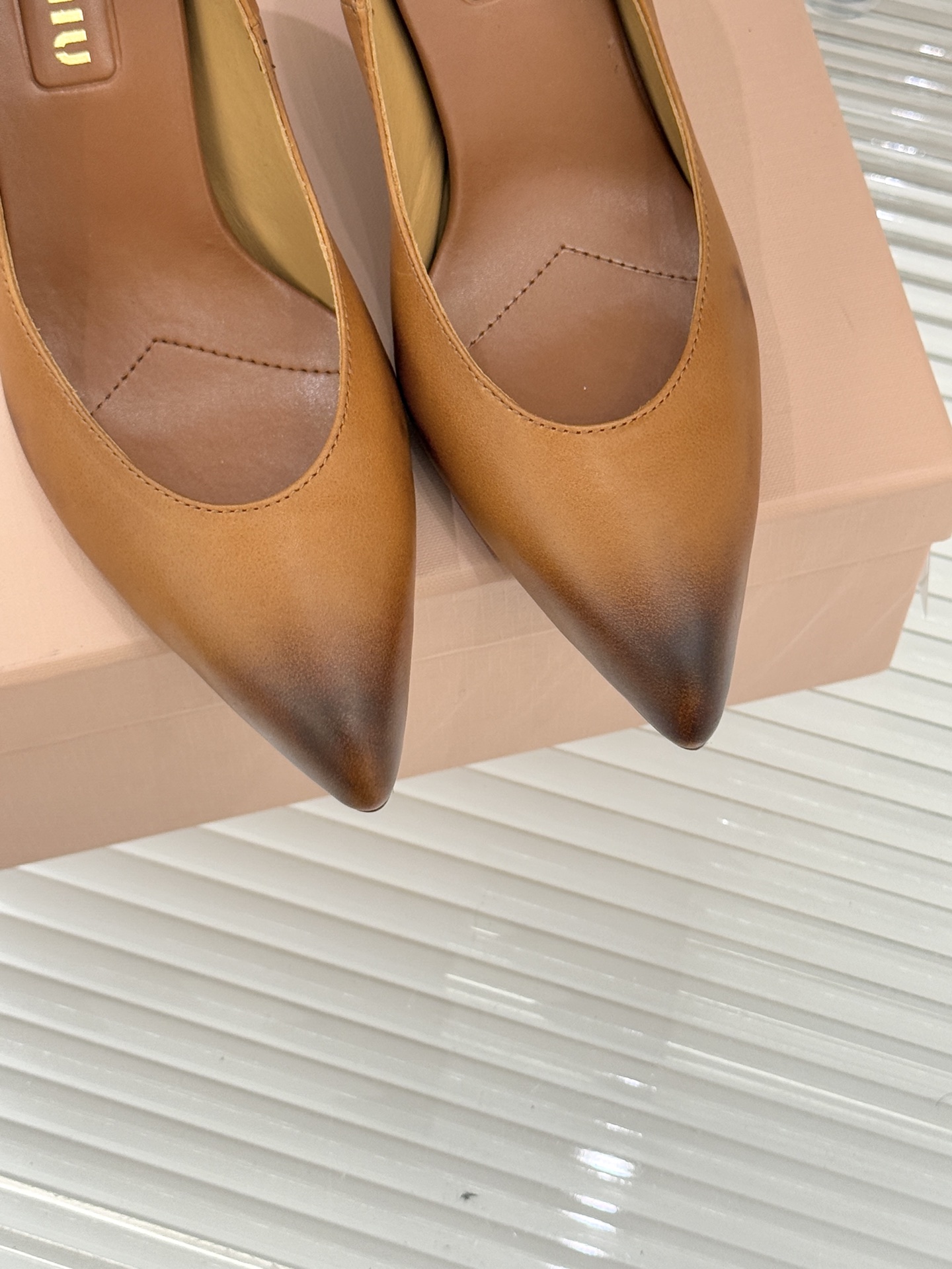 Miu Miu/缪缪26WF早春新品复古擦色尖头高跟鞋以手工擦色工艺复刻复古绮梦。匠人手工打蜡晕染的渐变