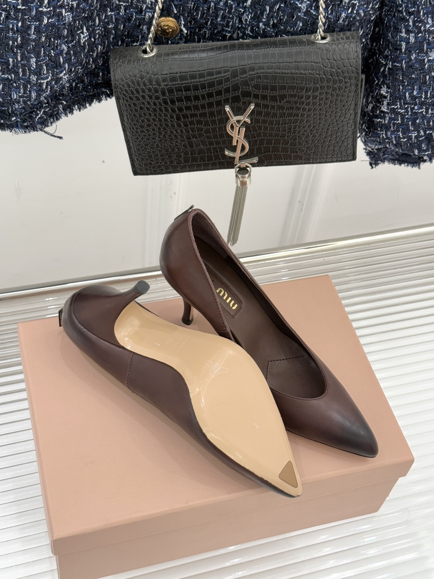 Miu Miu/缪缪26WF早春新品复古擦色尖头高跟鞋以手工擦色工艺复刻复古绮梦。匠人手工打蜡晕染的渐变