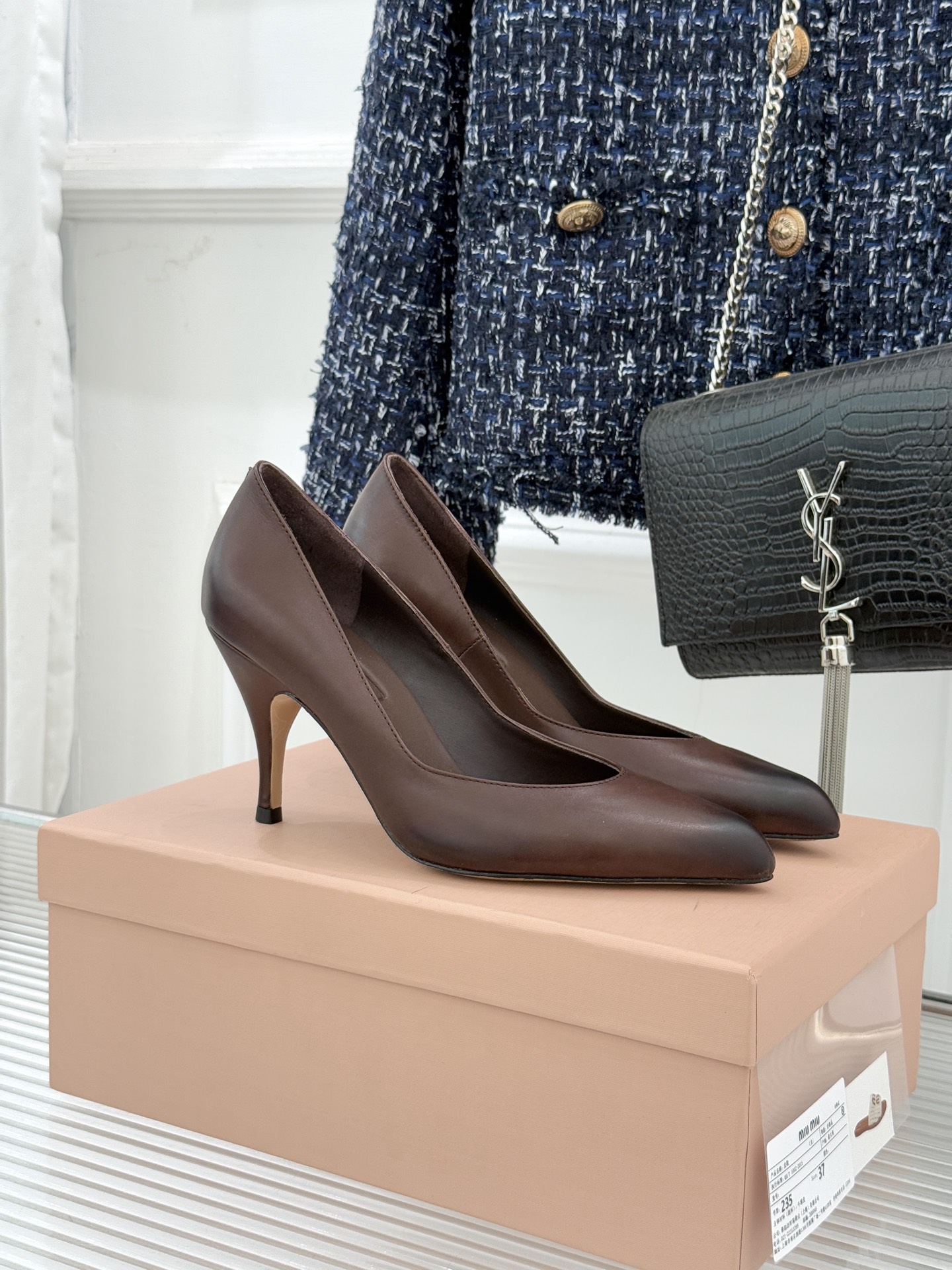 NO:724008,Sandals, single shoes Miu Miu/Miu Miu 26WF new early spring product, retro color-brushed pointed-toe high-heeled shoes, using hand-brushed color technology to reproduce the retro dream. The gradient texture of hand-waxed and smudged by craftsmen gives each pair of shoes a unique time texture, echoing the brand's retro silhouette aesthetics in the 1960s. The neat pointed toe extends the leg line, and the 8.5cm stiletto heel combines aura and stability, showing a 'girlish edge' when walking.  The jacquard logo label on the heel hides brand recognition. The retro tones are suitable for face skirts or denim, and can be seamlessly switched between commuting and dinner. The design language of sweet and cool collision not only continues the brand's core of 'rebellion and elegance symbiosis', but also injects a warm retro feel with the color rubbing process. Every step is on the balance point between classics and trends, unlocking effortless high-end fashion. The fabric is made of original custom cowhide, and the lining of the toes is all sheepskin. The Italian imported genuine leather outsole  size35-39 (customized 40/41), high heels and sandals, miumiu, sandals, high heels, skirts, cowhide, sheepskin, Leather soles19860909凉鞋 单鞋 Miu Miu/缪缪26WF早春新品 复古擦色尖头高跟鞋 以手工擦色工艺复刻复古绮梦. 匠人手工打蜡晕染的渐变肌理 让每双鞋都带着独一无二的时光质感 呼应品牌60年代复古廓形美学. 利落尖头延伸腿部线条 8.5cm细跟兼顾气场与稳健 行走间尽显“少女锋芒”. 后跟提花徽标标签暗藏品牌辨识度. 复古色调适配面裙装或牛仔装 通勤与晚宴无缝切换. 甜酷碰撞的设计语言 既延续品牌“叛逆与优雅共生”的内核 又以擦色工艺注入温润复古感 每一步都踏在经典与潮流的平衡点上 解锁不费力的高级时髦. 面料采用原版定制牛皮 内里踮脚均为羊皮 意大利进口真皮大底 size35-39（40/41定制）,高跟鞋凉鞋,miumiu,sandals,high heels,skirts,cowhide,sheepskin,Leather soles,Women's Shoes