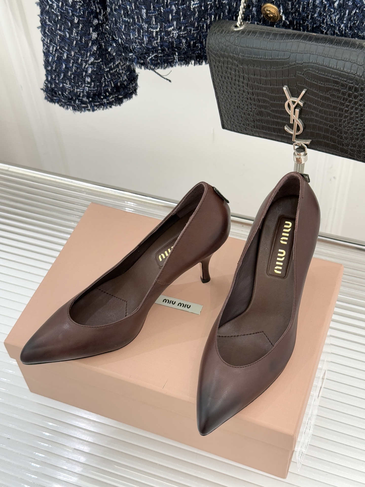 Miu Miu/缪缪26WF早春新品复古擦色尖头高跟鞋以手工擦色工艺复刻复古绮梦。匠人手工打蜡晕染的渐变